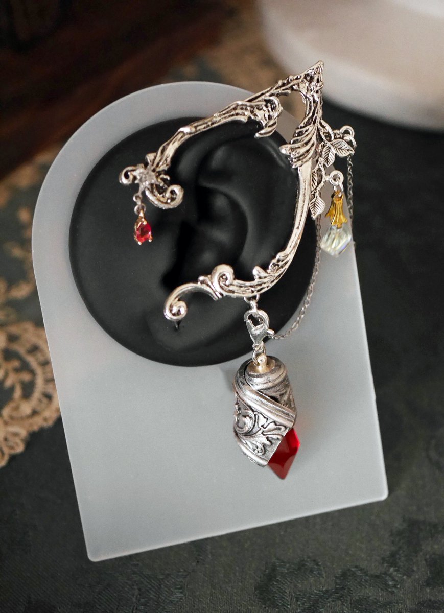 CiR_IX's tweet image. エルフ耳風イヤーカフ【Linner - リンナール -】

森や木々、太陽と月と共に生き、共に歌う。
エルフ達が生命のすべてに敬愛の証として作られたアクセサリー。

※「詠唱アミュレット」や「タッセル」は別売です。2枚目の画像のお品のみとなります。

#Linner