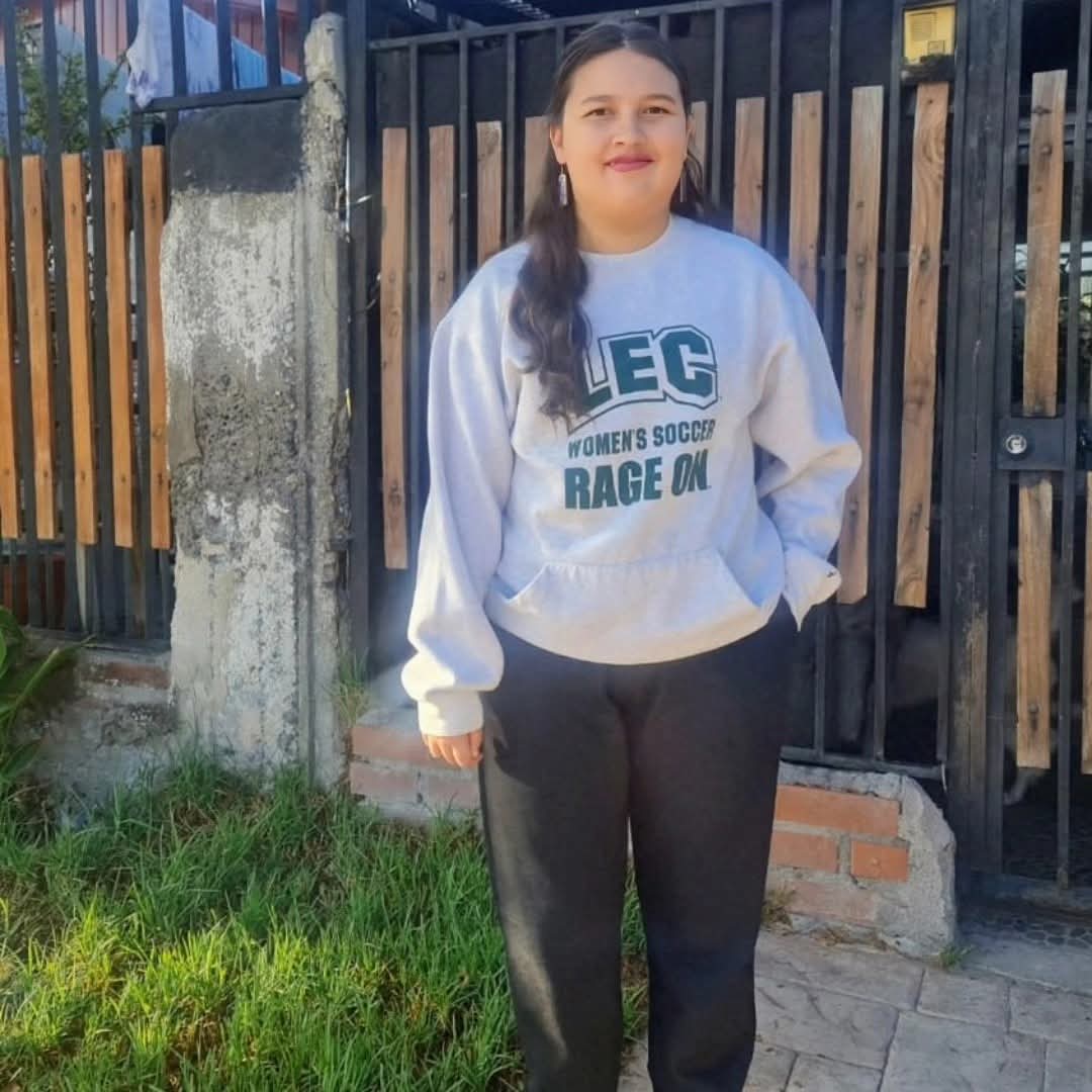 FuerzaMonse's tweet photo. Monserrat Sarmiento logró conseguir un corazón y seguir con vida, pero ahora un derrame cerebral la tiene en estado crítico en la UCI. Por favor les rogamos rezar por ella. Necesitamos un milagro para Monse, necesitamos que vuelva con nosotros. https://t.co/DiEw5hQH8j