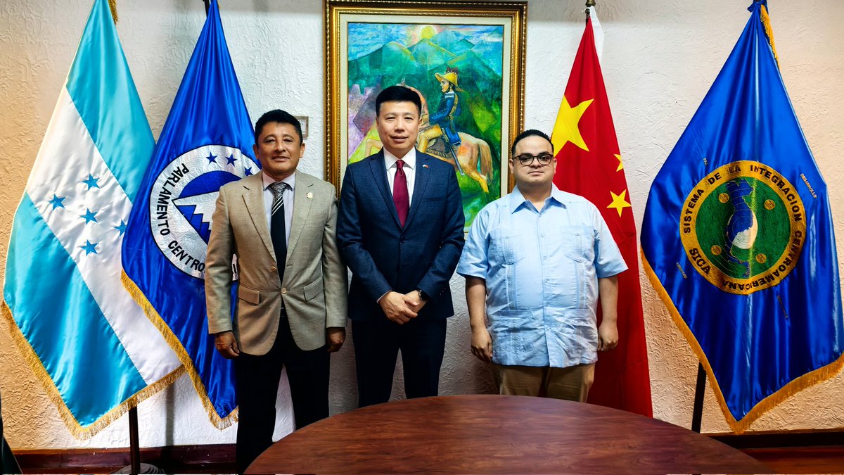 El Embajador Yu Bo se reunió con el Vicepresidente del PARLACEN, Nedis Licona, y el Secretario de Junta Directiva, Jorge Jiménez. 

Los directivos de la Subsede del PARLACEN en Honduras felicitaron la exitosa celebración de la IV Reunión Ministerial del Foro China-CELAC y