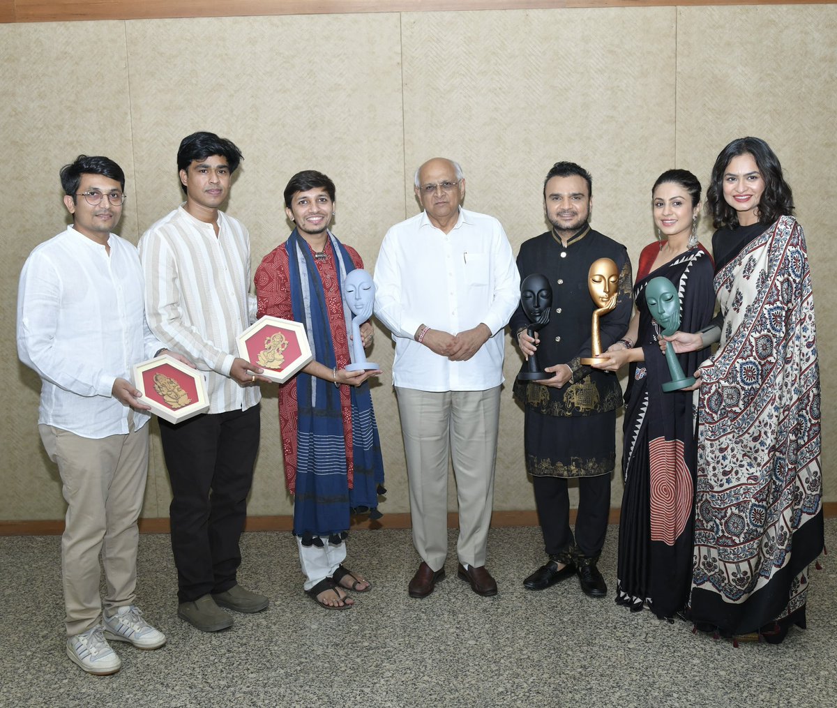 raam_mori's tweet image. અમારી ફિલ્મ ‘કચ્છ એક્સપ્રેસ’ને રાષ્ટ્રીય કક્ષાએ ત્રણ નેશનલ એવોર્ડ પ્રાપ્ત થયા એ પછી ઘર આંગણે ગુજરાતના મુખ્યમંત્રી શ્રી @Bhupendrapbjp  સાથે ટીમની યાદગાર મુલાકાત. 
ગુજરાતી ફિલ્મ નેશનલ લેવલે મળેલા સન્માન અને કથા બાબતે એમણે સંતોષ અને પ્રસન્નતા વ્યક્ત કરી.  @CMOGuj