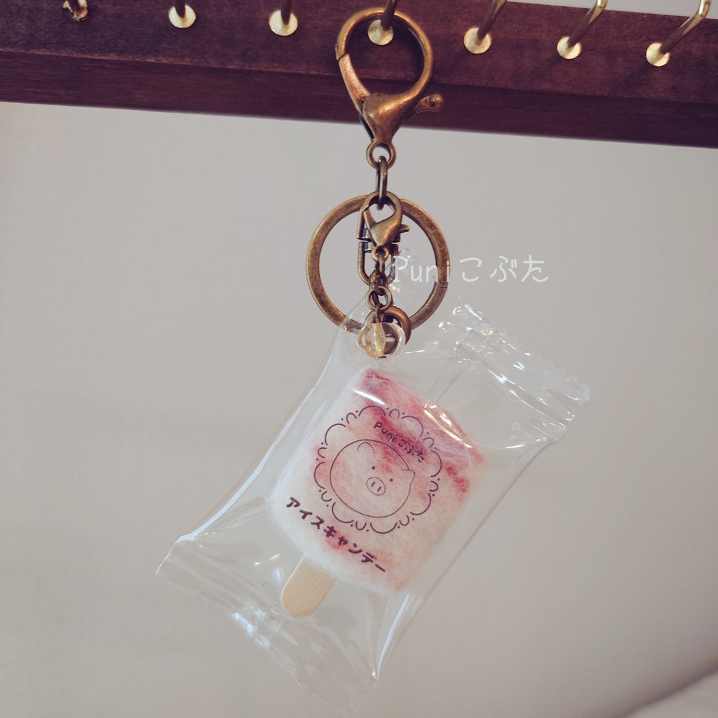 Fdolce2016's tweet photo. いちごミルクアイスキャンデーのバッグチャームができました🍓✨️
金具を少しアレンジしてスマホストラップにも☺️✨
#アイスキャンデー #icepop #icepops #アイスキャンディ #アイス #いちごミルク #羊毛フェルトのパン屋さん #羊毛フェルト  #Puniこぶた #ハンドメイド好きさんと繋がりたい https://t.co/IO1pjWRKb1
