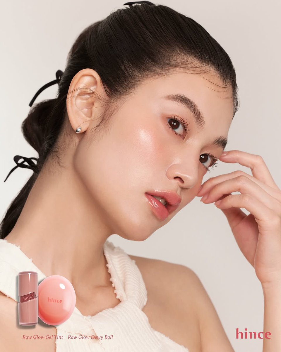 hinceofficialTH's tweet photo. Twin Colors คู่สีพี่น้อง👭
ชอบติดทนยาวนาน ต้อง #GelTint
สีชัด แวววาว ชุ่มชื้น ยกให้ #DewyBall
🌷 โทนวอร์มที่สดใส #RawRose #RawRoseDew
🌹 สีแดง ที่ใครก็รอด #Fever #FeverDew
🍇 สีองุ่นแสนละมุน #RawGrape #RawGrapeDew
😘เลือกเฉดที่ใช่ ให้ตรงกับที่ชอบได้เลย🫶🏻
#hince #hinceThailand #hinceDewyBall #RawGlowDewyBall
#DewyBall #บาล์มหยดน้ำ #บาล์มน้องไข่ #BestColors