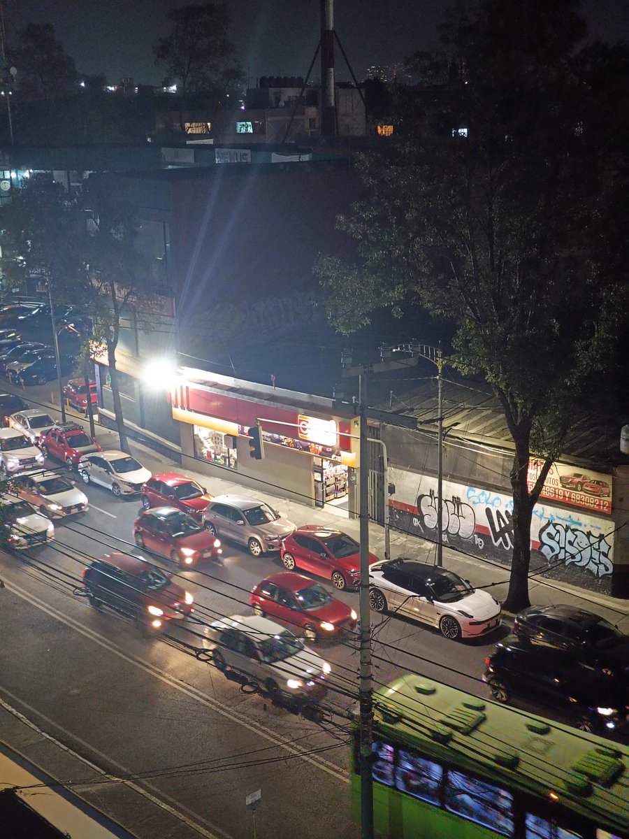 Coches estacionados sobre av Copilco, dirección hacia insurgentes y la <a href="/Alcaldia_Coy/">Alcaldía de Coyoacán</a> no hace nada