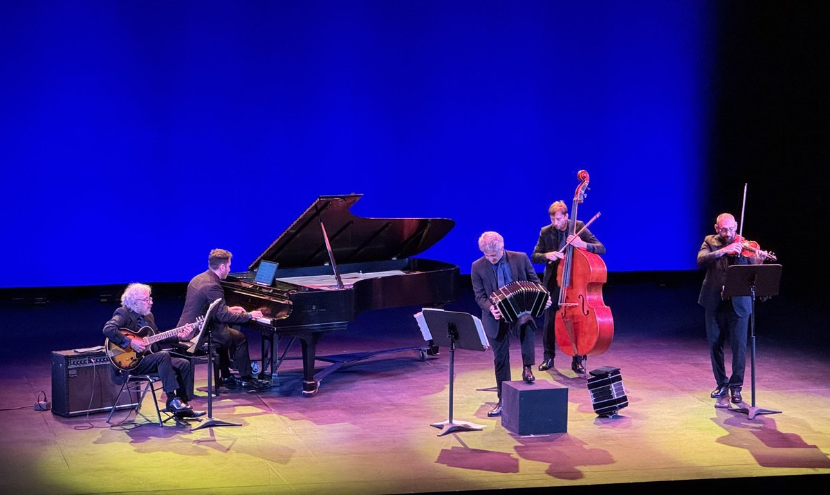 El musica es una forma de arte única que conecta el pasado con el presente🎵