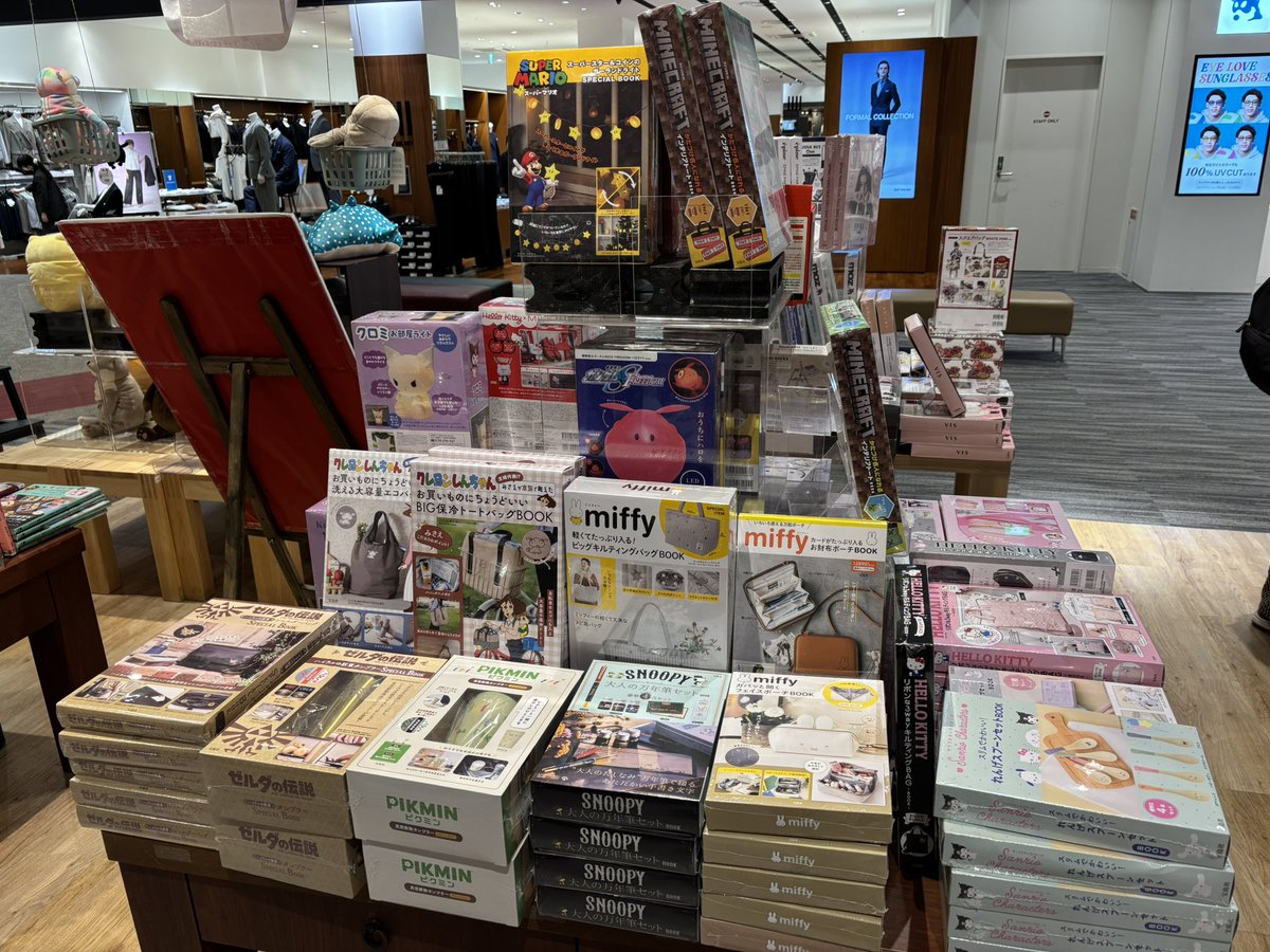 発売後すぐに売り切れてしまって、お問い合わせをたくさんいただいていた
#HYSTERICminiSquareBagBook
再入荷しました！
当店では白バージョンのみのお取り扱いです。

その他ハローキティやマリオのブランドムックも多数置いていますので是非ご覧ください。

#ヒス　#ヒステリックミニ
#宝島社