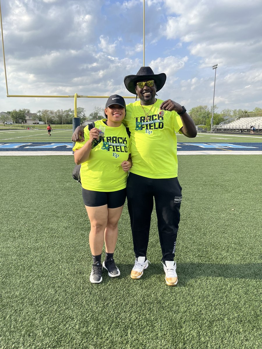 <a href="/EPCHSGirlsTrack/">EPCHSGirlsTrackField</a> Throws Crew! IHSA Shot Put Sectional Champion 🥇&amp; State Qualifier J. Pittman! Discus State Qualifier 2nd 🥈 place medalist R. Gustafson! L. Gwin 4th place Shot Put medalist! 🐎🐎🐎 <a href="/EPCHSAthletics/">EPCHSAthletics</a>