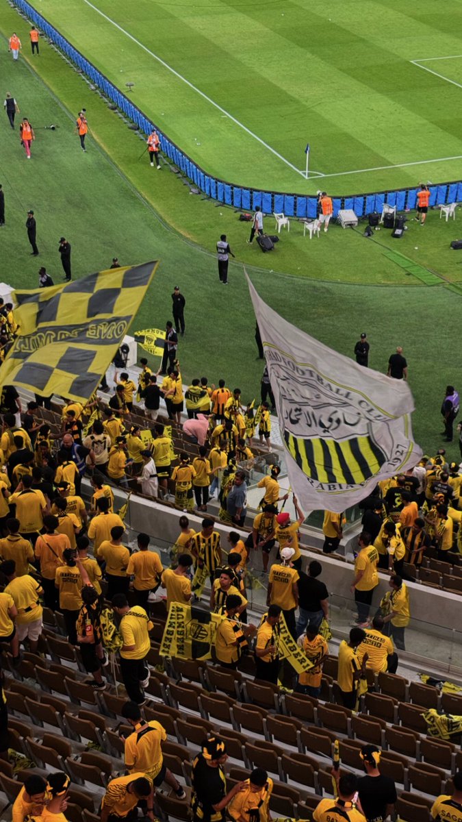 ll_MaN9's tweet photo. @JstMsh Jeddah is yellow 💛💛🏆 https://t.co/GjUOgszFvp