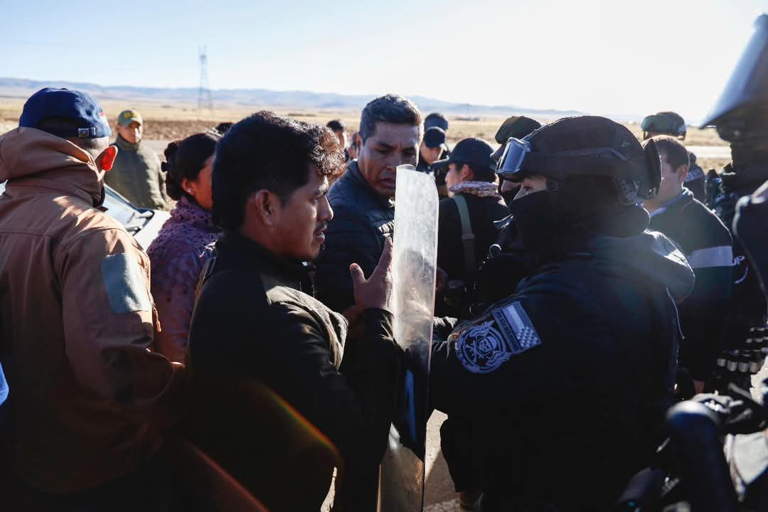 Hasta este momento el Ministerio de Gobierno convocó a más de 2000 policías en La Paz para reprimir la marcha que exige la NO proscripción de <a href="/evoespueblo/">Evo Morales Ayma</a> y hasta los últimos datos existen 23 compañerxs aprehendidxs injustamente.
#Bolivia #EvoMorales #LuisArce