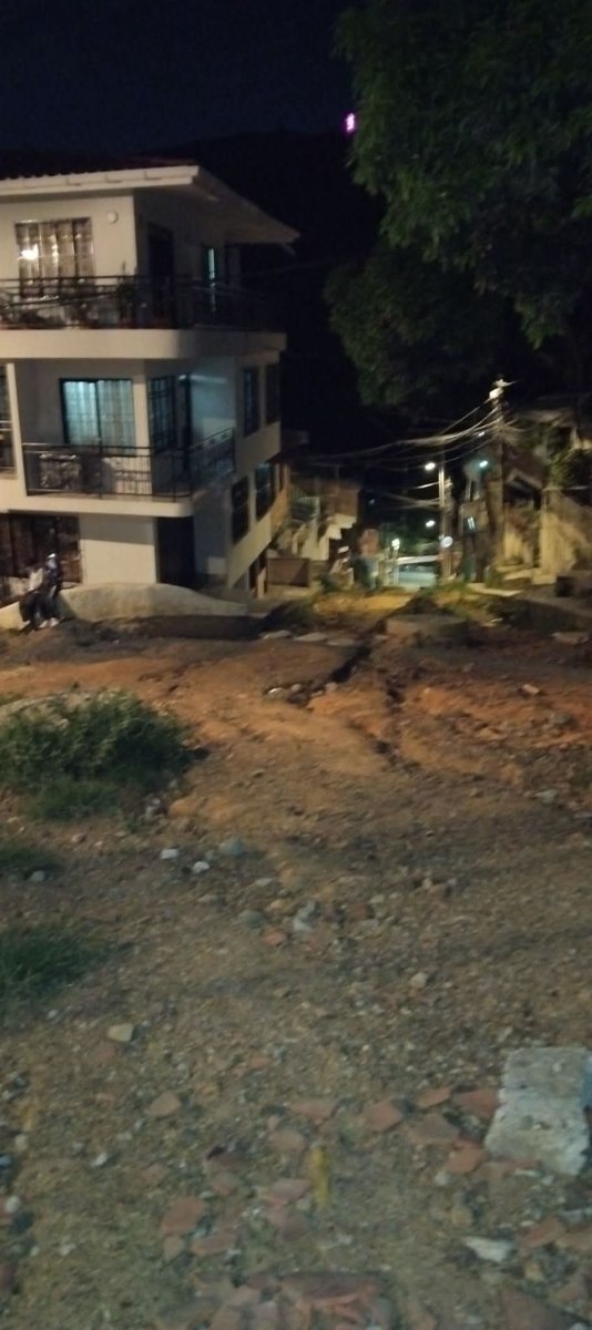 caliredco's tweet photo. #YTerronPacuando @AlcaldiaDeCali Terrón Colorado lleva 1 año con el sector de la Y entre la Av 4 y 4A totalmente Colapsado por obras 🚧 abandonadas por @EMCALIoficial, nos cansamos y vamos a tomarnos el oeste de Cali. @AnaErazoR @alejoeder Terrón Pa cuando? #CaliRed @EstebanOli https://t.co/DIv28YQx5k
