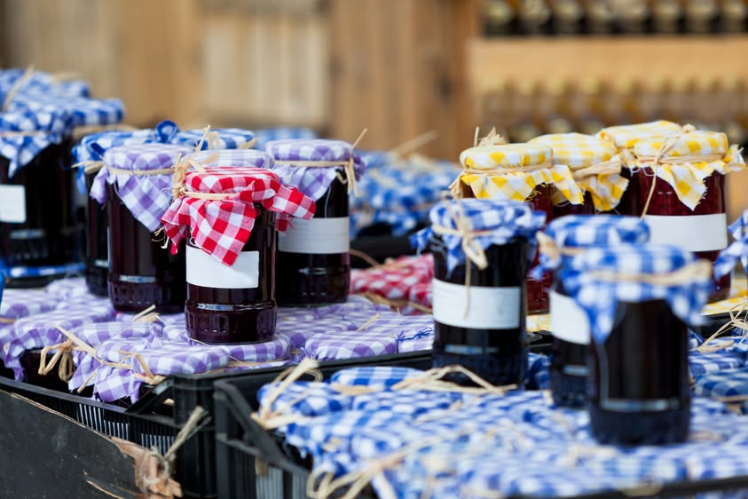 Love a country market? Check out the Woodside Market this Saturday from 8 am - 1 pm at the Woodside Institute. 🛍️ Discover local treasures, from art and crafts to jewelry and scrumptious home-baked goodies.
