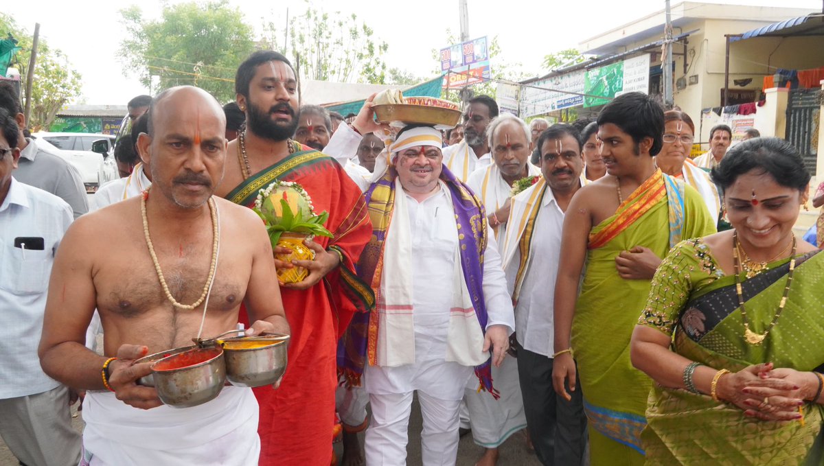 Ponnam_INC's tweet photo. హుస్నాబాద్ నియోజకవర్గం చిగురు మామిడి మండలం సుందరగిరి గ్రామంలో శ్రీ వెంకటేశ్వర స్వామి బ్రహ్మోత్సవాల్లో భాగంగ స్వామి వారికి పట్టు వస్త్రాలు సమర్పించి ప్రత్యేక పూజలు చేసి 

అనంతరం శ్రీ వెంకటేశ్వర స్వామి రథోత్సవంలో పాల్గొని గ్రామస్థులతో కలిసి రథాన్ని లాగడం జరిగింది https://t.co/lRoVAaqV2L