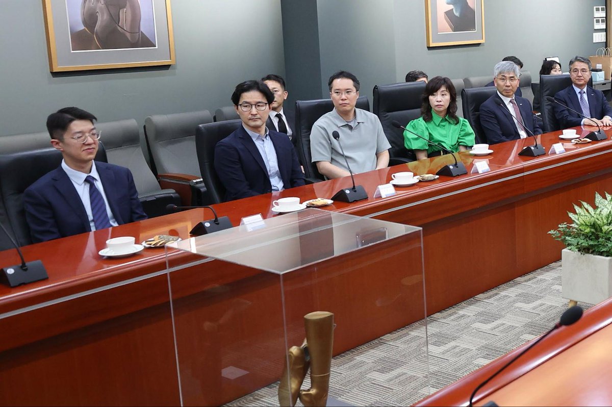 sketchlabkaist's tweet image. On May 13, President Kwang Hyung Lee of KAIST hosted a ceremony to thank DRB for their generous support of the DRB-KAIST SketchTheFuture Research Center, where we envision the future of advanced industries through 3D sketching integrated with AI and VR.