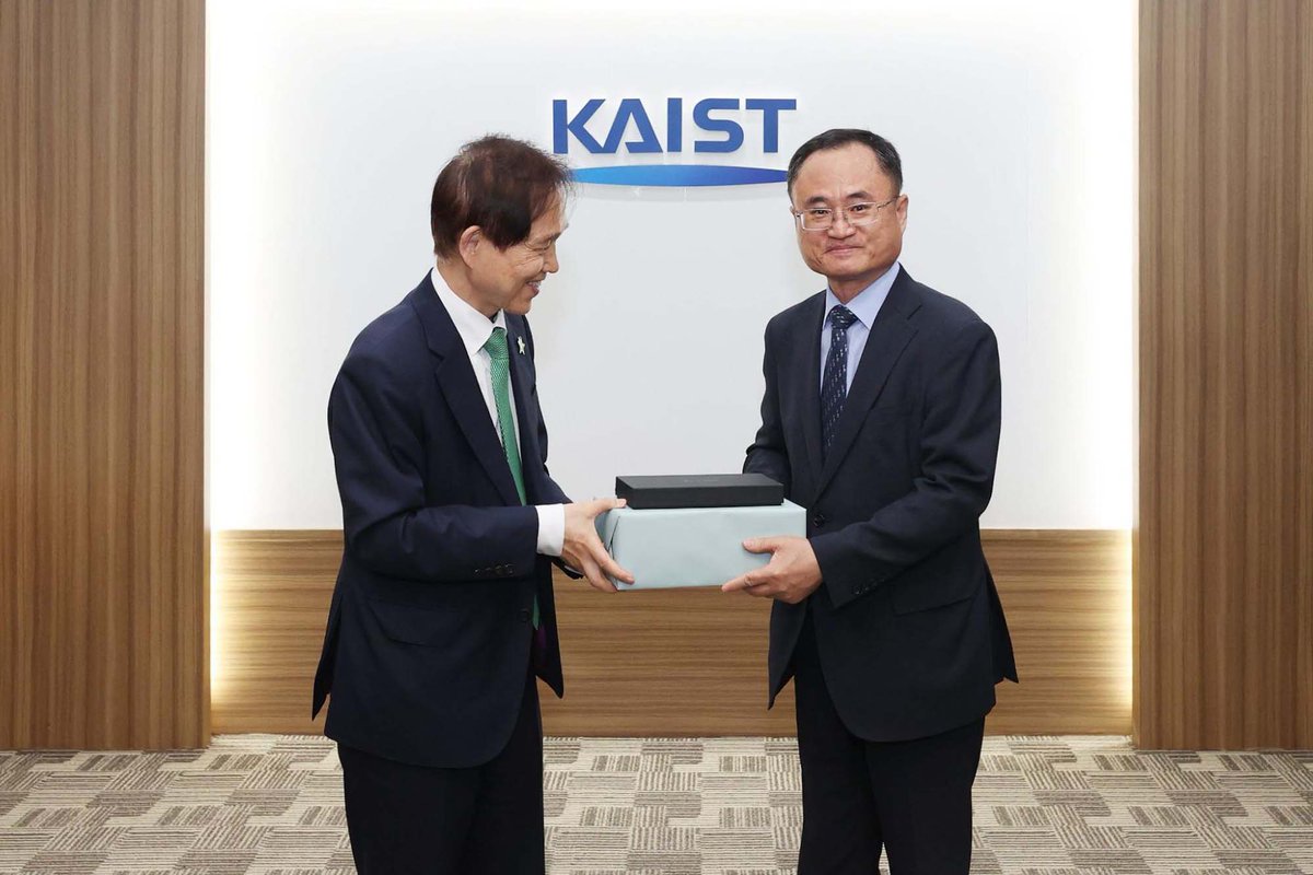 sketchlabkaist's tweet image. On May 13, President Kwang Hyung Lee of KAIST hosted a ceremony to thank DRB for their generous support of the DRB-KAIST SketchTheFuture Research Center, where we envision the future of advanced industries through 3D sketching integrated with AI and VR.