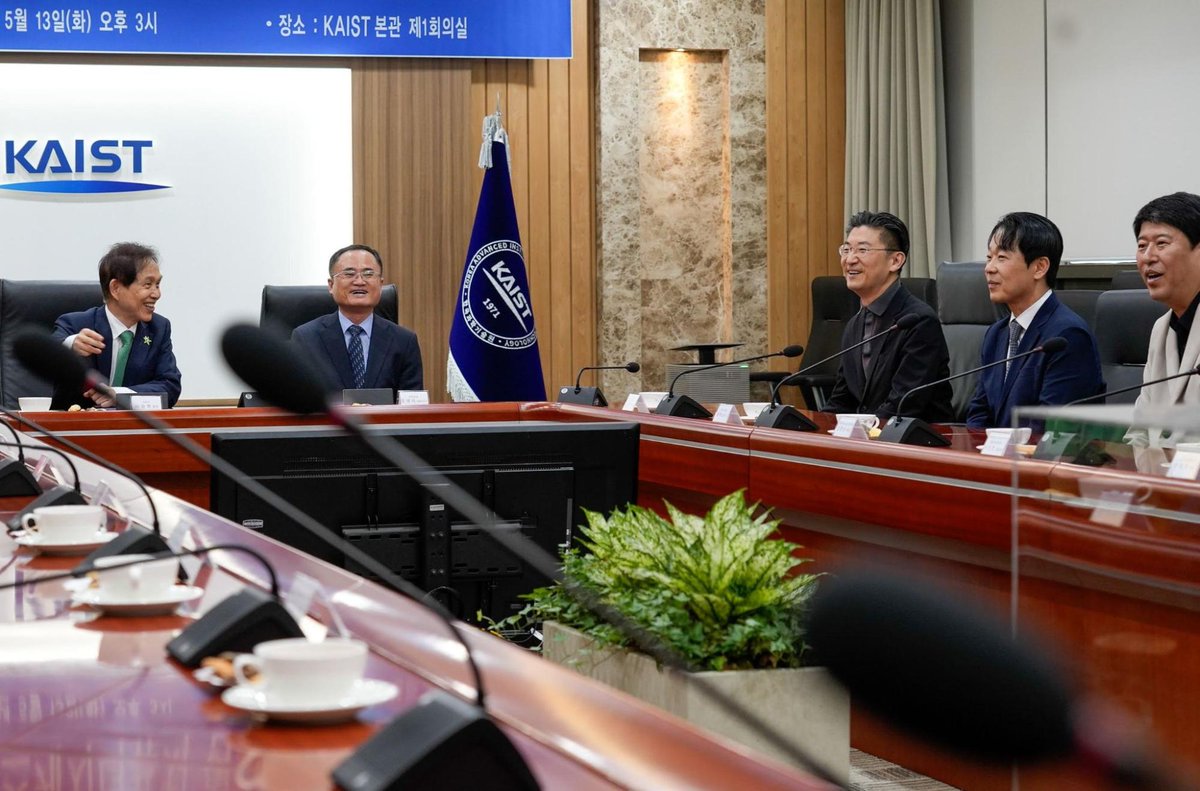sketchlabkaist's tweet image. On May 13, President Kwang Hyung Lee of KAIST hosted a ceremony to thank DRB for their generous support of the DRB-KAIST SketchTheFuture Research Center, where we envision the future of advanced industries through 3D sketching integrated with AI and VR.