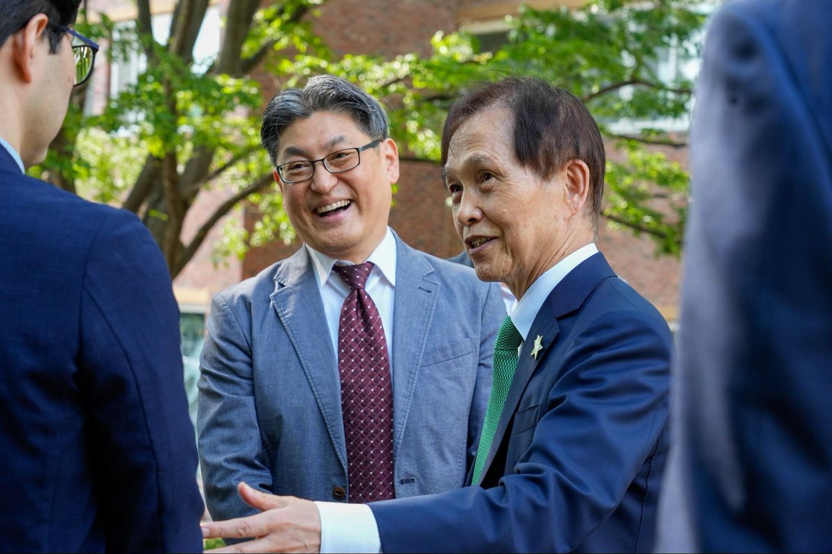 sketchlabkaist's tweet image. On May 13, President Kwang Hyung Lee of KAIST hosted a ceremony to thank DRB for their generous support of the DRB-KAIST SketchTheFuture Research Center, where we envision the future of advanced industries through 3D sketching integrated with AI and VR.