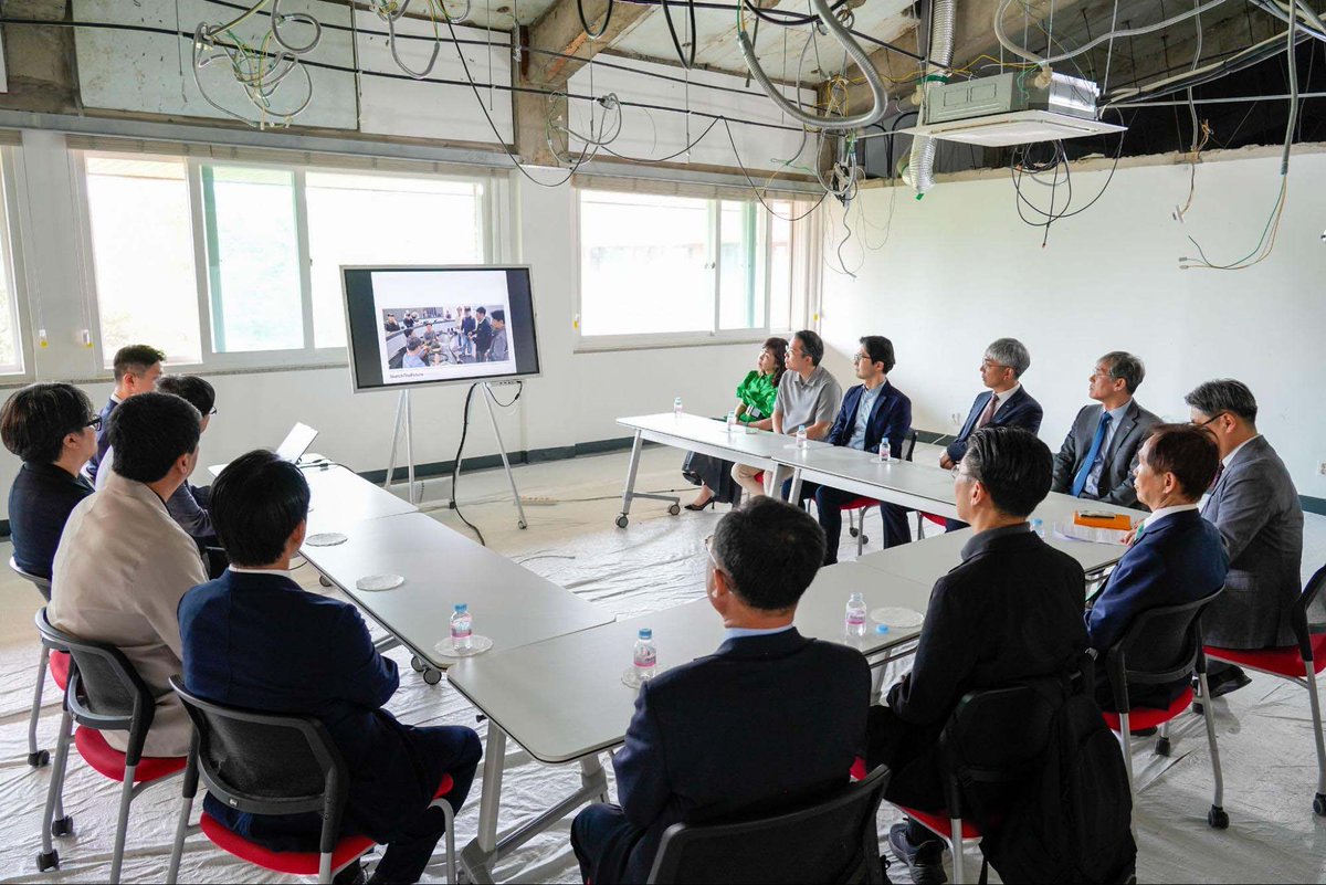 sketchlabkaist's tweet image. On May 13, President Kwang Hyung Lee of KAIST hosted a ceremony to thank DRB for their generous support of the DRB-KAIST SketchTheFuture Research Center, where we envision the future of advanced industries through 3D sketching integrated with AI and VR.