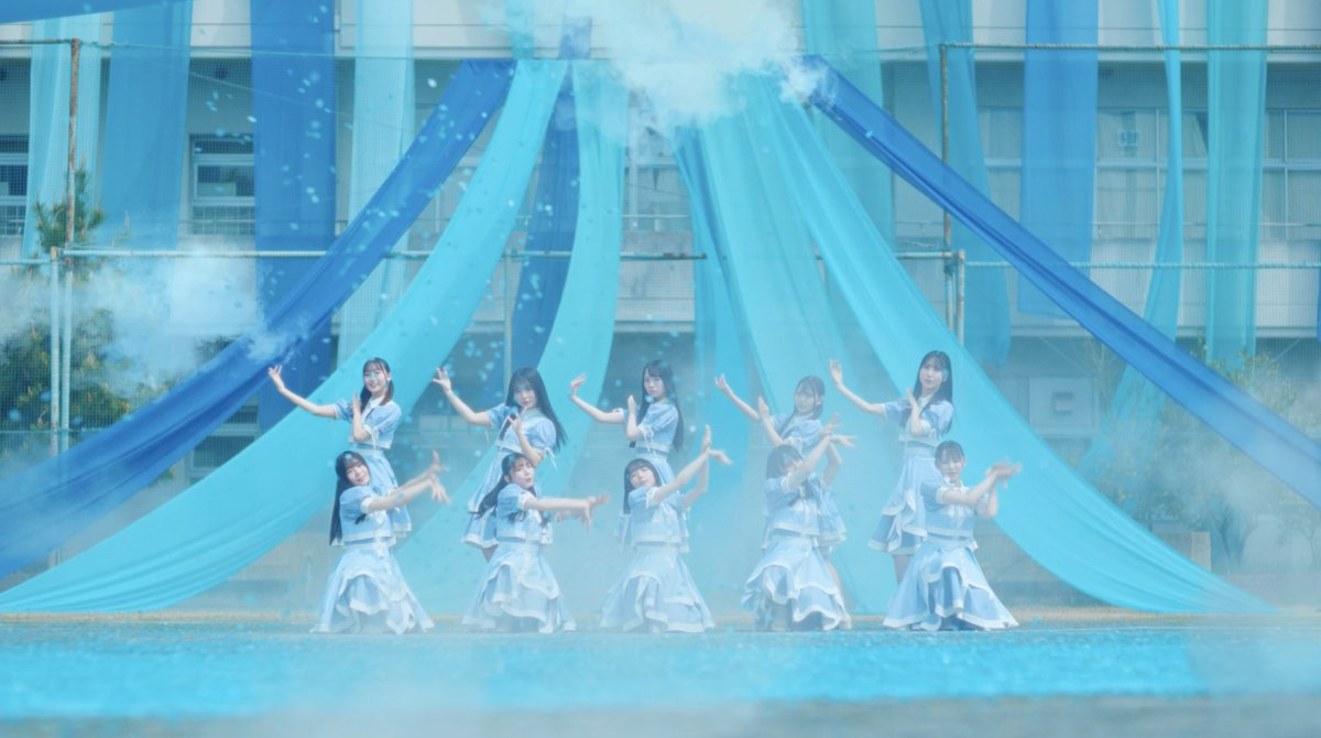日向坂46 五期生曲「ジャーマンアイリス」MV
美術担当させていただきました！

校庭のシーンで校舎に垂らしている布は全部で1000m超え…！
最初のMVということで目を引くビジュアルになるよう作りました🔹🏫

youtu.be/F-16wnHQLLw

#日向坂46_ジャーマンアイリス
#日向坂46