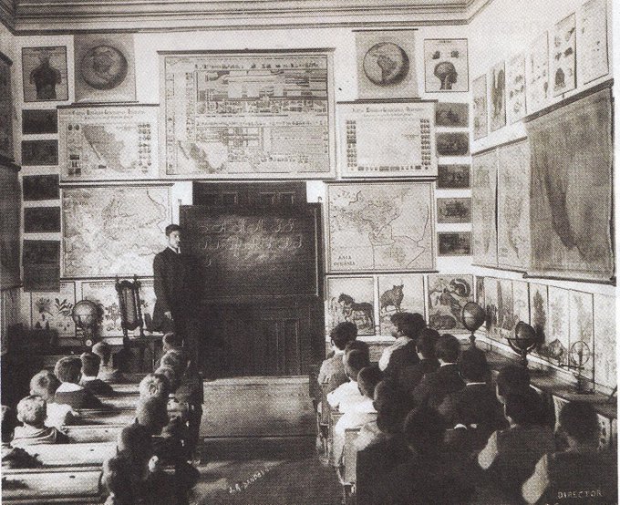 El 15 de mayo de 1918 se celebró por primera vez en México el #DíadelMaestro. 
📸Maestro impartiendo clase de caligrafía en #Monterrey, Nuevo León. Fotografía de J.R. Sandoval.