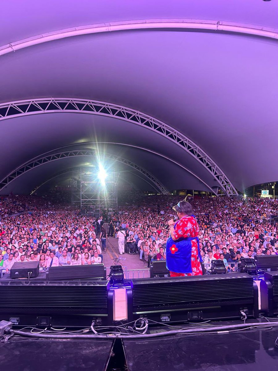 laloespana's tweet photo. Qué bonita noche de show celebrando el #DiaDelMaestro en #Aguascalientes ¡Felicidades y gracias de todo corazón!!! #EstamosVivos https://t.co/fTax2RU5pl