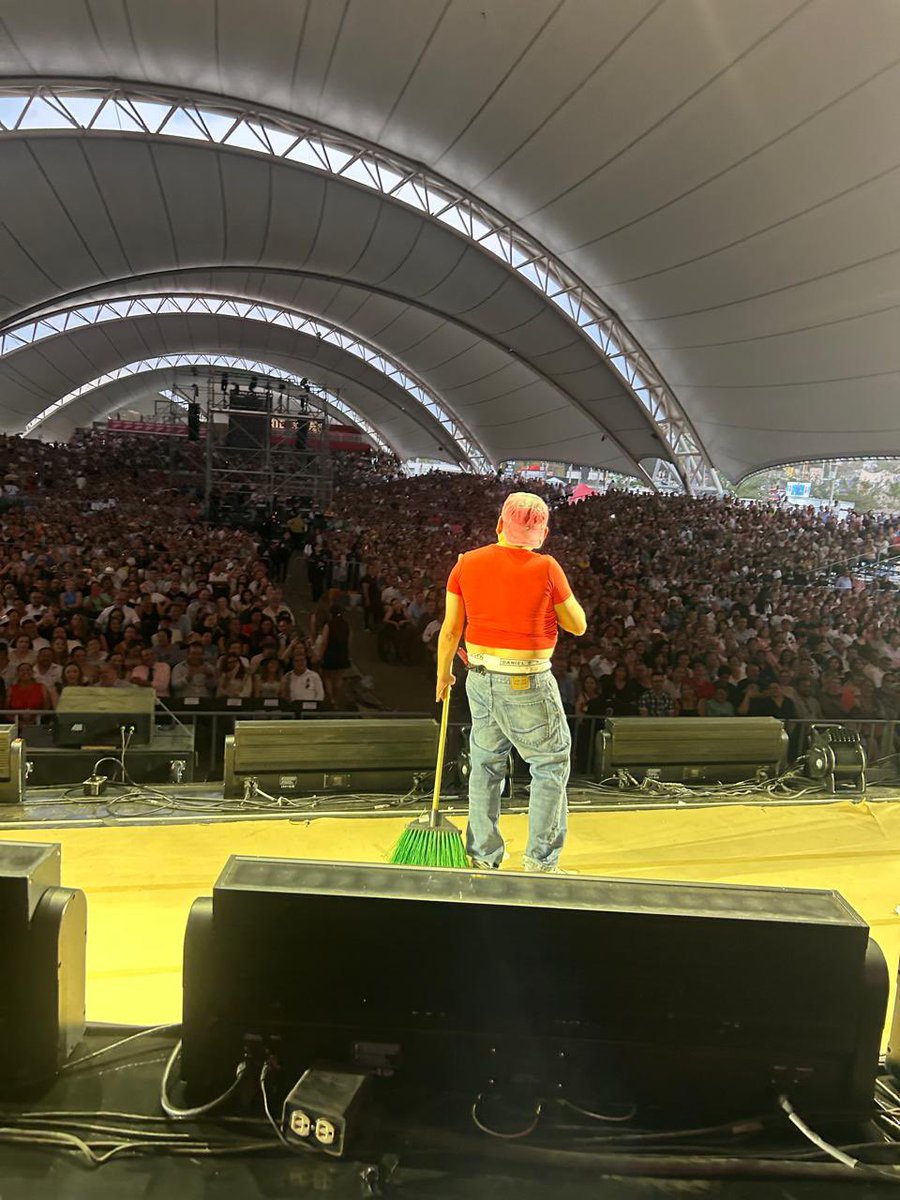 laloespana's tweet photo. Qué bonita noche de show celebrando el #DiaDelMaestro en #Aguascalientes ¡Felicidades y gracias de todo corazón!!! #EstamosVivos https://t.co/fTax2RU5pl