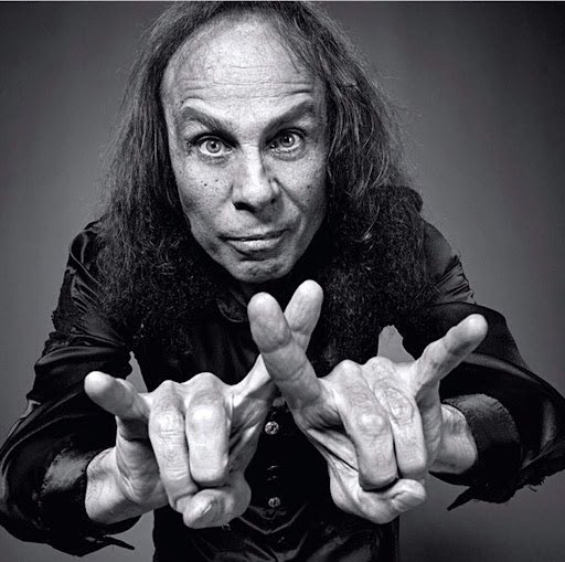 RockOthers's tweet photo. #AlmanaccoRock by @FabioLisci
#OnThisDay #RJDio #Dio 
16 maggio 2010 – Muore Ronnie James Dio

Muore a Houston, Texas, Ronnie James Dio, voce leggendaria dell’hard rock e dell’heavy metal. Dopo gli esordi con gli Elf, ha segnato un’epoca con i Rainbow di Ritchie Blackmore, ha raccolto l’eredità di Ozzy nei Black Sabbath e ha dato vita a una band a suo nome. Dotato di un’estensione vocale straordinaria e di un timbro inconfondibile, è stato una delle figure più autorevoli dell’Hard Rock ed Heavy Metal