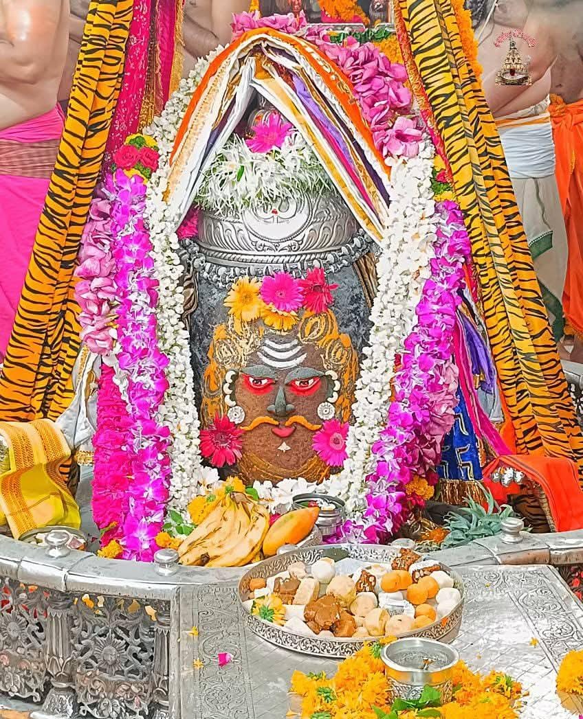 *🙏🌹जय श्री महाकाल 🌹🙏*
*श्री महाकालेश्वर ज्योतिर्लिंग का आज का भस्म आरती श्रृंगार दर्शन*
*🔱ज्येष्ठ, कृष्ण पक्ष, तिथि - चतुर्थी, संवत् 2082, दिन - शुक्रवार, 16 मई 2025🔱*
*🌹ॐ नमः शिवाय*🌹🙏