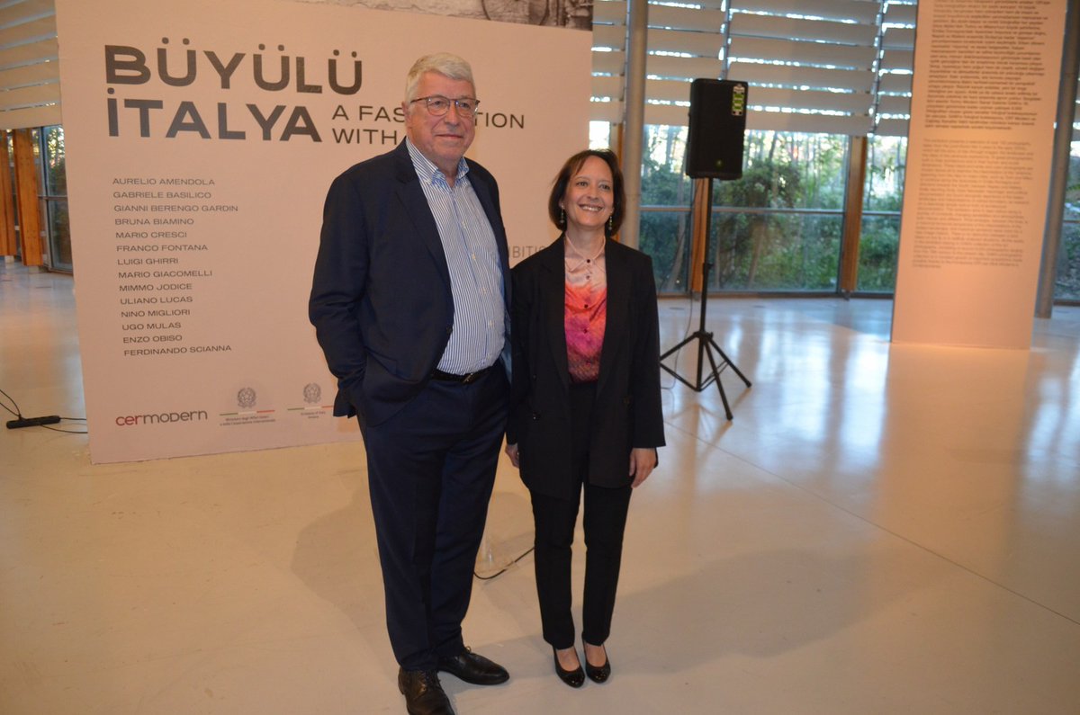 DplmtkGozlem's tweet photo. BÜYÜLÜ İTALYA FOTOĞRAF SERGİSİ ANKARA’DA AÇILDI
İtalya Büyükelçiliği ile İtalya Dışişleri ve Uluslararası İşbirliği Bakanlığı, Torino Müzeler Vakfı ve Cermodern işbirliğiyle, İkinci Dünya Savaşı'nın sonundan 2000'li yılların başına kadar çekilen ve İtalya'nın hikâyesini fotoğraf https://t.co/xHvGwaoO0O