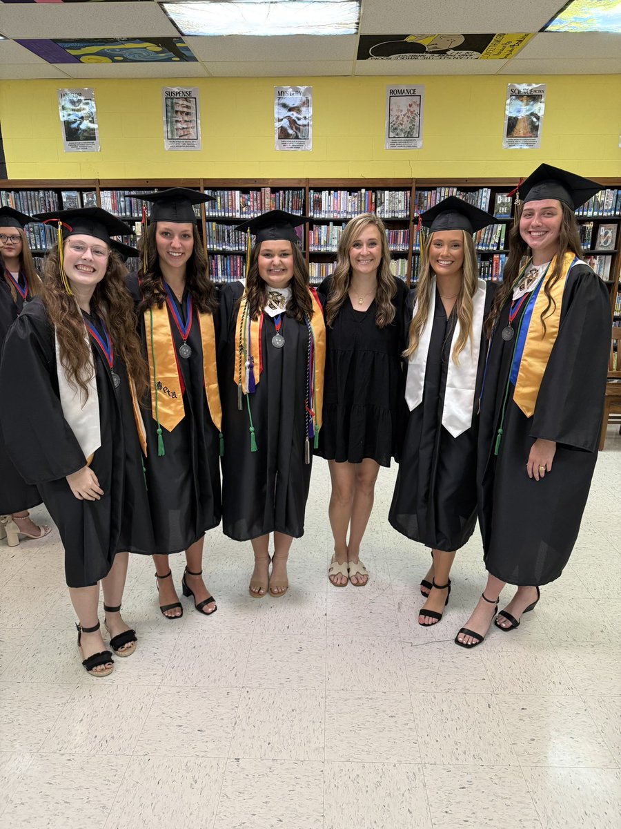 Congrats seniors 🤍🖤