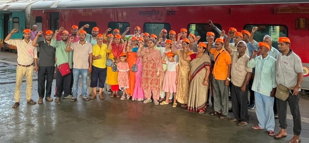 Devoted seekers and Dharma-premis from every corner of the country are on their way to Ponda, Goa, to be part of the historic Sanatan Rashtra Shankhnad Mahotsav.

#Shankhnad_For_SanatanRashtra
#Shankhnad_Mahotsav_Goa