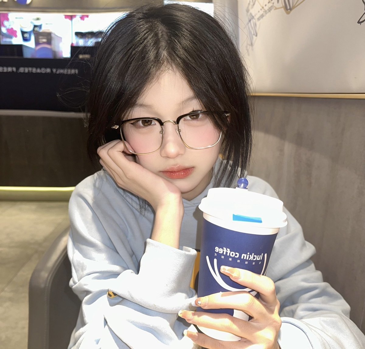 【网友投稿】很小只的眼镜妹妹本人来投稿，是不是非常清纯可爱呢？她想要被羞辱评价和合照射屏，有没有来返图的？欢迎更多眼镜妹自己来投稿！ #眼镜 #眼镜妹 #眼镜控 #眼镜女生 #反差 #投稿 #自毁 #社死 #羞辱 #评价 #曝光