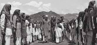 Ashok_Kashmir's tweet photo. POK कैसे बना?

15 अगस्त 1947 को देश आज़ाद हुआ तो कश्मीर के महाराजा हरि सिंह ने कश्मीर को भी आज़ाद घोषित कर दिया था। 

माउण्टबेटन खुद गए थे मिलने कि किसी एक देश में मिल जाओ, लेकिन पेटदर्द के बहाने मिले ही नहीं हरि सिंह। सपना था आज़ाद 'डोगरिस्तान' बनाने का। भारत में विलय का समर्थक कर रहे शेख अब्दुल्लाह जेल में थे।

नेहरू लगातार कह रहे थे कि पाकिस्तान से हमला हो सकता है। सरदार को कई चिट्ठियाँ भी लिखी थीं जो आसानी से उपलब्ध हैं अब भी, लेकिन कश्मीर भारत का हिस्सा नहीं था तो वहाँ हरि सिंह की ही सेना थी, पटेल भी क्या कर लेते? 

महाराजा मस्त थे। जम्मू-कश्मीर का संघ भी उनके साथ था। दंगों में चार लाख मुसलमान भगा दिए गए ताकि जम्मू में उनका बहुमत समाप्त हो जाए, घाटी शांत रही।
_________
महाराजा दोनों देशों से स्टैंड स्टिल समझौता चाहते थे, पाकिस्तान ने कर लिया, भारत की नीति ऐसा कोई समझौता करने की नहीं थी। 

पाकिस्तान सोच रहा था, आज नहीं कल सेब तो हमारी ही झोली में गिरेगा।

फिर ब्लॉकेड लगाया पाकिस्तान ने, कश्मीर में ज़रूरी सामान की कमी पड़ने लगी और फिर क़बायलियों की आड़ में पाकिस्तान ने आक्रमण कर दिया। जब क़बायली बारामूला पहुँच गए और महाराजा के सैनिक कमज़ोर पड़ने लगे तब उन्होंने सहायता मांगी।

विलय की शर्त रखी गई, 26 अक्टूबर को महाराजा ने मेनन का लाया विलय पत्र साइन किया, 27 को डकोटा से भारतीय सेना पहुँची तो लाइट कट चुकी थी। शेख और उनके लोगों ने टॉर्च की रोशनी में सेना को उतारा।

महाराजा माल-मत्ता समेट के जम्मू चले गए।
________
अगले दो महीने लड़ाई चली। शेख ने हिंदुओं-मुसलमानों-सिखों को मिलाकर जनता की फ़ौज बनाई। मर्द-औरत सब। जनता शहर के अंदर क़बायलियों से लड़ रही थी, व्यवस्थाएं कर रही थी, सेना की मदद कर रही थी, सेना पाकिस्तानी सेना से लड़ रही थी। कभी मक़बूल शेरवानी की कहानी ढूँढ़ के पढ़िएगा।

महात्मा गांधी ने यह जानने पर कहा था- अगर शेख अब्दुल्लाह अपने सभी हिन्दू-मुस्लिम-सिख साथियों के साथ पाकिस्तान से लड़ते हुए शहीद भी हो गए तो मैं एक बूँद आँसू नहीं बहाऊँगा।

याद रखिएगा सैनिक हमारे बर्फ़ और पहाड़ पर लड़ने के लिए ट्रेंड नहीं थे, लेकिन लड़े और जम के लड़े। कश्मीर घाटी खाली कराई गई। पुंछ का एक हिस्सा खाली करवाया गया। कारगिल खाली करवाया गया।
_________
फिर आया दिसम्बर। पाकिस्तानी ऊंचाई पर थे। लड़ाई मुश्किल हो रही थी। पटेल का एक पत्र है जिसमें वह लिखते हैं- अब और युद्ध खींच पाना संभव नहीं। लंबा चला तो अपने बहुत लोग मरेंगे और खज़ाना खाली हो जाएगा।

खैर दिसम्बर में समझौता हुआ। कश्मीर घाटी, जम्मू, पुंछ हमारे पास आया। मुजफ्फराबाद और थोड़ा सा इलाक़ा उधर रह गया। लाइन ऑफ सीज़फायर बनी।
____________________________
जो ऊपर का हिस्सा है गिलगिट-बालटिस्तान, उसका कंट्रोल था 'गिलगिट स्काउट' के पास। इन चार्ज थे मेजर ब्राउन। तनख्वाह महाराजा से, काम अंग्रेज़ों का।

15 अगस्त को देश आज़ाद हुआ तो मेजर ब्राउन ने पाकिस्तान से एक तहसीलदार को बुलाकर सौंप दिया गिलगिट-बाल्टिस्तान। स्थानीय क़बीले सहमत थे ही।

महाराजा के ब्रिगेडियर घँसारा सिंह गिरफ़्तार हुए, बाद में भारत ने छुड़वाया।

मेजर ब्राउन को 'निशान-ए-पाकिस्तान' मिला बाद में, अंग्रेज़ रूस से लगने वाला इलाक़ा भारत को नहीं देना चाहते थे।
__________________
चार दिन में सीजफायर कर लेने वाले नेहरू को कोसें तो यह पूरी कहानी सुना दीजिएगा।

[तस्वीर में पंडित नेहरू शेख अब्दुल्लाह द्वारा बनाई 'शांति सेना' के महिला विभाग से मिलते हुए नज़र आ रहे हैं]
______
*सबूत देखने हैं तो मेरी किताब कश्मीरनामा पढ़ लीजिए, एक-एक बात के कई-कई स्रोत मिल जाएंगे।