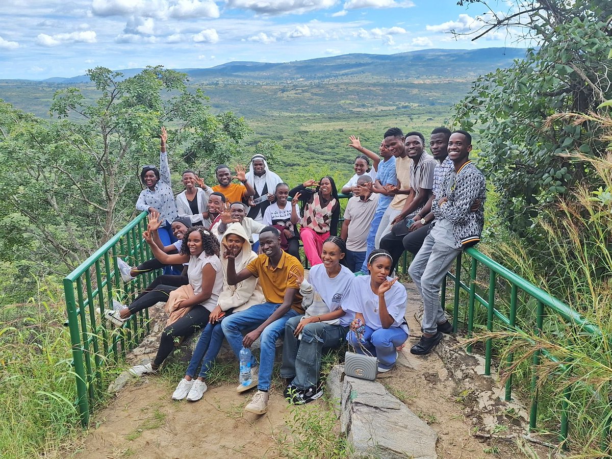 MunisiNeema's tweet photo. A visit to three rock shelters of high artistic values in Kolo. The visit was of high significance since community archaeology and living heritage are often intertwined as local communities are often involved in the preservation &amp; celebration of tangible and intangible heritage https://t.co/UVLd4FrDhx