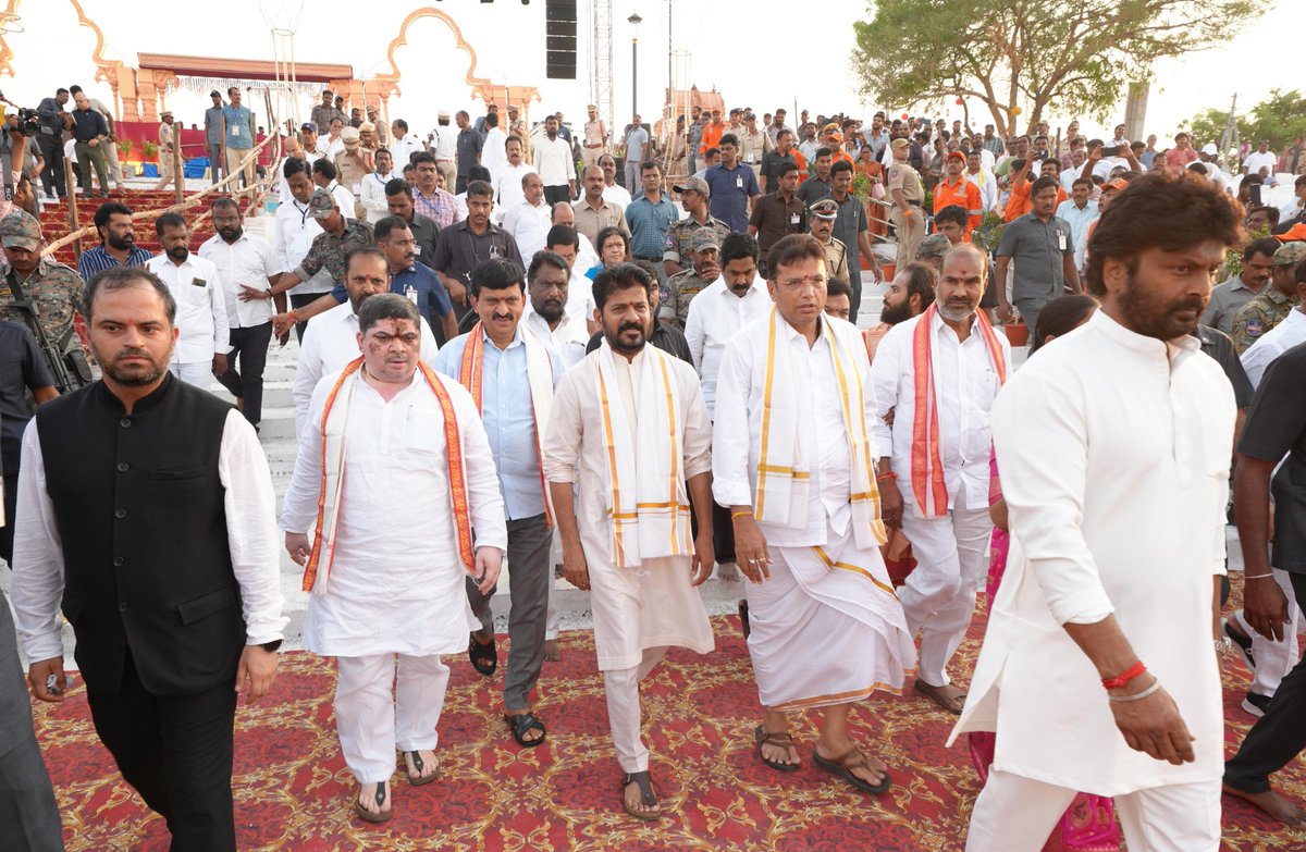 TelanganaCMO's tweet photo. తెలంగాణలో రాబోయే గోదావరి, కృష్ణా పుష్కరాలను అత్యంత అద్భుతంగా నిర్వహిస్తామని ముఖ్యమంత్రి శ్రీ @revanth_anumula గారు ప్రకటించారు. వాటిని అద్భుతంగా నిర్వహించడానికి శ్రీకారంగా పవిత్ర సరస్వతి మహా పుష్కరాలతో కార్యక్రమాలు ప్రారంభించామని చెప్పారు.

❇️తెలంగాణ దక్షిణ ప్రయాగగా ప్రసిద్ధి చెందిన కాళేశ్వర ముక్తేశ్వర క్షేత్రంలోని త్రివేణి సంగమ సరస్వతి పుష్కరాల్లో ముఖ్యమంత్రి గారు పాల్గొన్నారు. ఈ సందర్భంగా ఏర్పాటు చేసిన వేదిక నుంచి మాట్లాడుతూ, ఈ పవిత్ర పుష్కరాల్లో పాల్గొనడం గొప్ప అదృష్టంగా భావిస్తున్నానని చెప్పారు.

❇️“తెలంగాణ రాష్ట్రం ఏర్పడిన తర్వాత పవిత్ర సరస్వతి పుష్కరాలే మొట్టమొదటివి. ఈ ప్రాంతాన్ని ఒక పర్యాటక క్షేత్రంగా, ఒక ఆదర్శవంతమైన ప్రాంతంగా అభివృద���ధి చేస్తాం. ఈ ప్రాంత అభివృద్ధికి ఒక మాస్టర్ ప్లాన్ తయారు చేయాలని అధికారులను ఆదేశిస్తున్నా.

❇️మన సంస్కృతి సంప్రదాయాలను శాశ్వతంగా భవిష్యత్తు తరాలకు అందించడానికి అవసరమైన అన్ని కార్యక్రమాలను చేపడుతూ ప్రభుత్వం ముందుకు వెళుతోంది. ఈ ప్రాంతానికి గోదావరి నది ప్రకృతి ఆశీర్వాదం. గోదావరి పుష్కరాలు అద్భుతంగా నిర్వహించాలంటే ఇక్కడికి వచ్చే భక్తులకు అన్ని రకాలుగా వసతులు ��ర్పాటు చేయాల్సిన బాధ్యత ప్రభుత్వంపై ఉంది.

❇️దీన్ని పర్యాటక క్షేత్రంగా, ఎంతో చరిత్ర కలిగిన ఇక్కడి కాళేశ్వర దేవాలయం అద్భుతంగా తీర్చిదిద్దడానికి మంత్రి శ్రీధర్ బాబు గారు కోరినట్టు వంద కాదు రెండు వందల కోట్ల రూపాయలైనా, గ్రీన్ ఛానల్లో నిధులు ఇవ్వడానికి ప్రభుత్వం సిద్ధంగా ఉంది. ఆ బాధ్యత నేను తీసుకుంటా. రాబోయే మూడేళ్లలో వచ్చే గోదావరి, కృష్ణా పుష్కరాలు, సమ్మక్క సారలమ్మ జాతరలను బ్రహ్మాండంగా నిర్వహిస్తాం.

❇️ఈ ప్రాంతానికి దేశం నలుమూలల నుంచి భక్తులు వచ్చే విధంగా ఒక గొప్ప పర్యాటక క్షేత్రంగా అవసరమైన ప్రణాళికలు రూపొందించాలి. రాష్ట్ర అభివృద్ధికి నిరంతరం శ్రమిస్తున్న మంత్రి @OffDSB గారి నియోజకవర్గానికి అదనంగా నిధులు ఇవ్వడం ఒక బాధ్యతగా భావిస్తున్నాను.

❇️మంథని నియోజకవర్గానికి ఒక గొప్ప చరిత్ర ఉంది. దేశానికి నాయకత్వాన్ని అందించడమే కాదు. దేశాన్ని ప్రపంచ దేశాలతో పోట�� పడే విధంగా ఒక బలమైన ఆర్థిక శక్తిగా ఎదగడానికి పీవీ నరసింహారావు గారు ఈ ప్రాంతం నుంచి శాసనసభ్యులుగా ప్రాతినిథ్యం వహించారు.

❇️అలాగే ప్రజా జీవితంలో ఆదర్శవంతమైన నాయకుడిగా శ్రీపాదరావు గారు ప్రఖ్యాతులు గడించారు. మూడో తరంలో మంత్రి శ్రీధర్ బాబు గారు రాష్ట్రాభివృద్ధికి ఎంతో కృషి చేస్తున్నారు. రాష్ట్రానికి 3 లక్షల కోట్ల పెట్టుబడులు సాధించడంలో వారి పాత్ర మరువలేనిది.

❇️పవిత్ర సరస్వతి పుష్కరాలకు వచ్చే భక్తులకు ఎలాంటి అసౌకర్యం కలగకుండా బ్రహ్మాండంగా అన్ని రకాల వసతులు ���ల్పించారు. సుదూర ప్రాంతాల నుంచి వచ్చే భక్తులకు ఇబ్బందులు కలగొద్దని టెంట్ సిటీని కూడా అద్భుతంగా ఏర్పాటు చేశారు. మంచి కార్యక్రమాలు ఏర్పాటు చేసి భక్తులకు అందుబాటులోకి తెచ్చిన అధికారులను అభినందిస్తున్నా” అని ముఖ్యమంత్రి గారు భక్తులకు సరస్వతి పుష్కర శుభాకాంక్షలు తెలియజేశారు. #SaraswatiPushkaralu2025 #SaraswatiPushkaralu
