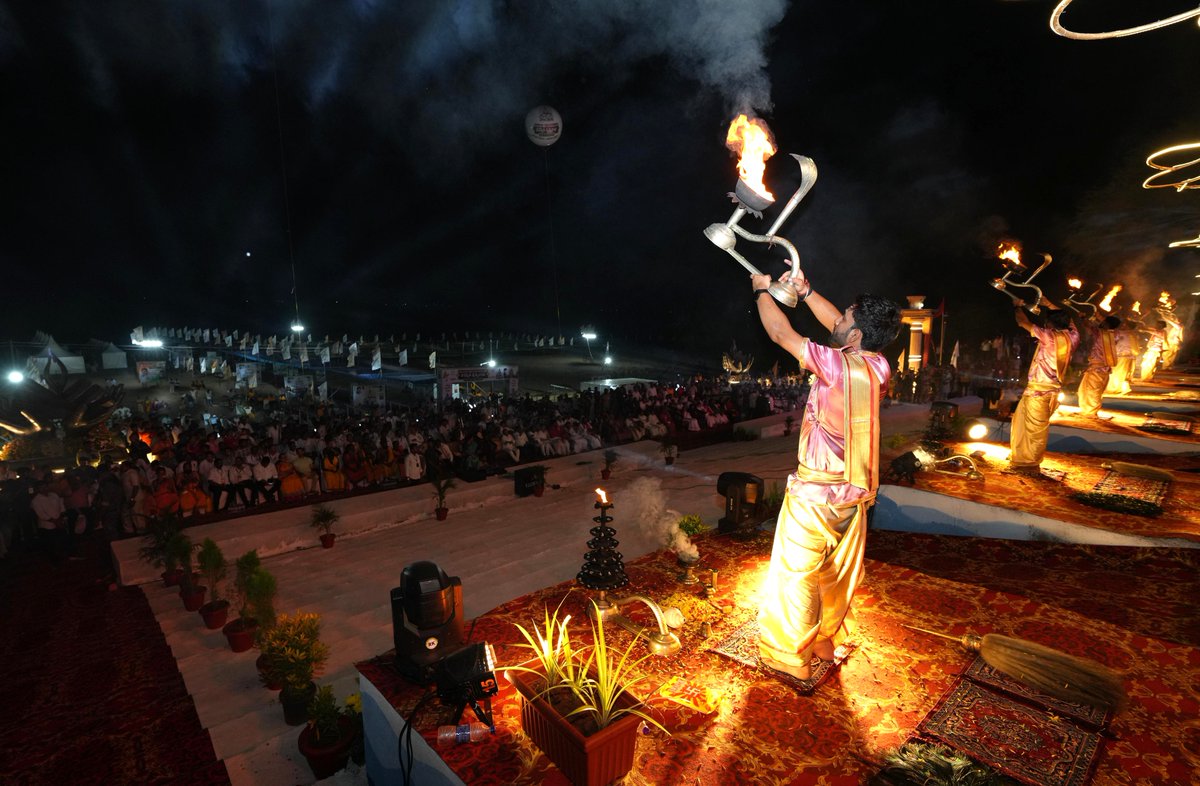 TelanganaCMO's tweet photo. తెలంగాణలో రాబోయే గోదావరి, కృష్ణా పుష్కరాలను అత్యంత అద్భుతంగా నిర్వహిస్తామని ముఖ్యమంత్రి శ్రీ @revanth_anumula గారు ప్రకటించారు. వాటిని అద్భుతంగా నిర్వహించడానికి శ్రీకారంగా పవిత్ర సరస్వతి మహా పుష్కరాలతో కార్యక్రమాలు ప్రారంభించామని చెప్పారు.

❇️తెలంగాణ దక్షిణ ప్రయాగగా ప్రసిద్ధి చెందిన కాళేశ్వర ముక్తేశ్వర క్షేత్రంలోని త్రివేణి సంగమ సరస్వతి పుష్కరాల్లో ముఖ్యమంత్రి గారు పాల్గొన్నారు. ఈ సందర్భంగా ఏర్పాటు చేసిన వేదిక నుంచి మాట్లాడుతూ, ఈ పవిత్ర పుష్కరాల్లో పాల్గొనడం గొప్ప అదృష్టంగా భావిస్తున్నానని చెప్పారు.

❇️“తెలంగాణ రాష్ట్రం ఏర్పడిన తర్వాత పవిత్ర సరస్వతి పుష్కరాలే మొట్టమొదటివి. ఈ ప్రాంతాన్ని ఒక పర్యాటక క్షేత్రంగా, ఒక ఆదర్శవంతమైన ప్రాంతంగా అభివృద���ధి చేస్తాం. ఈ ప్రాంత అభివృద్ధికి ఒక మాస్టర్ ప్లాన్ తయారు చేయాలని అధికారులను ఆదేశిస్తున్నా.

❇️మన సంస్కృతి సంప్రదాయాలను శాశ్వతంగా భవిష్యత్తు తరాలకు అందించడానికి అవసరమైన అన్ని కార్యక్రమాలను చేపడుతూ ప్రభుత్వం ముందుకు వెళుతోంది. ఈ ప్రాంతానికి గోదావరి నది ప్రకృతి ఆశీర్వాదం. గోదావరి పుష్కరాలు అద్భుతంగా నిర్వహించాలంటే ఇక్కడికి వచ్చే భక్తులకు అన్ని రకాలుగా వసతులు ��ర్పాటు చేయాల్సిన బాధ్యత ప్రభుత్వంపై ఉంది.

❇️దీన్ని పర్యాటక క్షేత్రంగా, ఎంతో చరిత్ర కలిగిన ఇక్కడి కాళేశ్వర దేవాలయం అద్భుతంగా తీర్చిదిద్దడానికి మంత్రి శ్రీధర్ బాబు గారు కోరినట్టు వంద కాదు రెండు వందల కోట్ల రూపాయలైనా, గ్రీన్ ఛానల్లో నిధులు ఇవ్వడానికి ప్రభుత్వం సిద్ధంగా ఉంది. ఆ బాధ్యత నేను తీసుకుంటా. రాబోయే మూడేళ్లలో వచ్చే గోదావరి, కృష్ణా పుష్కరాలు, సమ్మక్క సారలమ్మ జాతరలను బ్రహ్మాండంగా నిర్వహిస్తాం.

❇️ఈ ప్రాంతానికి దేశం నలుమూలల నుంచి భక్తులు వచ్చే విధంగా ఒక గొప్ప పర్యాటక క్షేత్రంగా అవసరమైన ప్రణాళికలు రూపొందించాలి. రాష్ట్ర అభివృద్ధికి నిరంతరం శ్రమిస్తున్న మంత్రి @OffDSB గారి నియోజకవర్గానికి అదనంగా నిధులు ఇవ్వడం ఒక బాధ్యతగా భావిస్తున్నాను.

❇️మంథని నియోజకవర్గానికి ఒక గొప్ప చరిత్ర ఉంది. దేశానికి నాయకత్వాన్ని అందించడమే కాదు. దేశాన్ని ప్రపంచ దేశాలతో పోట�� పడే విధంగా ఒక బలమైన ఆర్థిక శక్తిగా ఎదగడానికి పీవీ నరసింహారావు గారు ఈ ప్రాంతం నుంచి శాసనసభ్యులుగా ప్రాతినిథ్యం వహించారు.

❇️అలాగే ప్రజా జీవితంలో ఆదర్శవంతమైన నాయకుడిగా శ్రీపాదరావు గారు ప్రఖ్యాతులు గడించారు. మూడో తరంలో మంత్రి శ్రీధర్ బాబు గారు రాష్ట్రాభివృద్ధికి ఎంతో కృషి చేస్తున్నారు. రాష్ట్రానికి 3 లక్షల కోట్ల పెట్టుబడులు సాధించడంలో వారి పాత్ర మరువలేనిది.

❇️పవిత్ర సరస్వతి పుష్కరాలకు వచ్చే భక్తులకు ఎలాంటి అసౌకర్యం కలగకుండా బ్రహ్మాండంగా అన్ని రకాల వసతులు ���ల్పించారు. సుదూర ప్రాంతాల నుంచి వచ్చే భక్తులకు ఇబ్బందులు కలగొద్దని టెంట్ సిటీని కూడా అద్భుతంగా ఏర్పాటు చేశారు. మంచి కార్యక్రమాలు ఏర్పాటు చేసి భక్తులకు అందుబాటులోకి తెచ్చిన అధికారులను అభినందిస్తున్నా” అని ముఖ్యమంత్రి గారు భక్తులకు సరస్వతి పుష్కర శుభాకాంక్షలు తెలియజేశారు. #SaraswatiPushkaralu2025 #SaraswatiPushkaralu