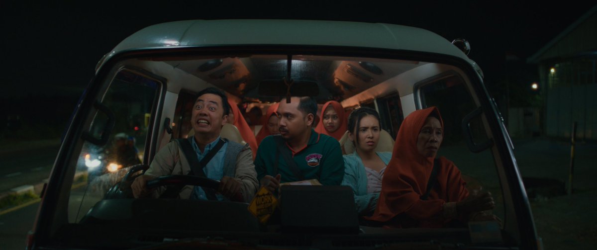 "Udah nikah bertahun-tahun kok belum punya anak!"

Nyeritain pasutri pemilik toko jamu kesuburan yg jadi bahan gunjingan warga gara-gara nggak punya momongan, Cocote Tonggo hadir sebagai tontonan menggelitik yg memancing banyak gelak tawa juga ngasih pengingat bermakna dari