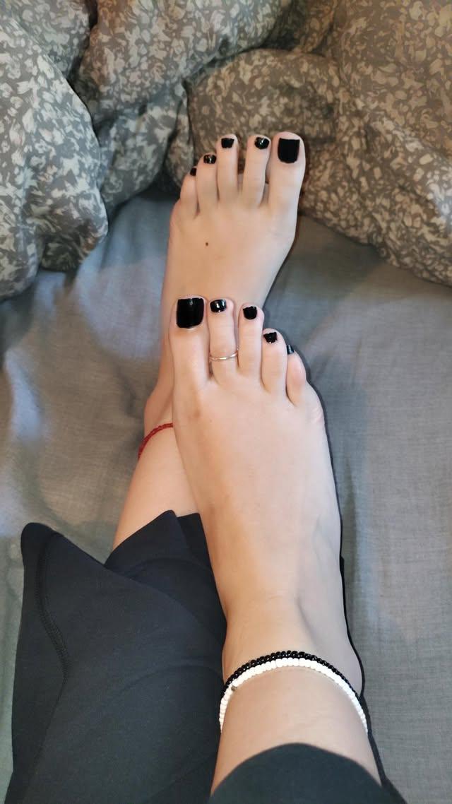 solesofdestiny's tweet photo. I could crush your little 🍤 with these size 11s 

feet foot toes soles paypig findom humanatm https://t.co/Z3Scgrb4Dk