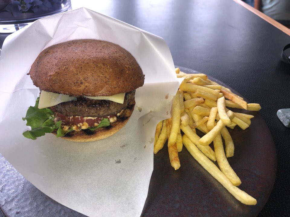 KitadaKoichi's tweet photo. 森ビルでハンバーガーいただきました。 https://t.co/mdkzhK6QIQ