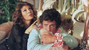 merlinpapin3's tweet photo. .@FredOL69007 #DéfiCinéClassique2025 Mai (Claude Renoir) avec le film #lAnimal de Claude Zidi (1977) avec Jean Paul Belmondo Raquel Welch Aldo Maccione Charles Gérard Julien Guiomar  Claude Chabrol Johnny Halliday Josiane Balasko Dany Saval Richard Bohringer Raymond Jérôme

Michel Gaucher est probablement le pire cascadeur du cinéma : maladroit et bon à rien, il n'arrête pas d'enchaîner les gaffes. Sa compagne, américaine, pratique le même métier et ne supporte plus ses catastrophes. Alors qu'ils sont sur le point de se marier, Jane le quitte pour un comte... Plus personne ne veut engager Michel. Mais la chance va lui sourire rapidement : Bruno Ferrari, la star du moment, souffre de vertiges et le cascadeur qui lui ressemble le plus est... Michel, qui va tout faire pour que Jane soit également embauchée et retourne dans ses bras.

L’Animal (1977) de Claude Zidi n’est certes pas un monument du cinéma français, mais il incarne à merveille une certaine tradition populaire de la comédie hexagonale, entre burlesque, slapstick et hommage bon enfant à la figure du cascadeur. Jean-Paul Belmondo, ici en pleine période "cascadeur de lui-même", incarne Mike Gauché, un professionnel de la cascade qui enchaîne les plans foireux, les chutes involontaires, les blessures imprévues et les échecs sentimentaux. Son ex-compagne Jane (incarnée par Raquel Welch), lassée de ses frasques et de sa maladresse, refuse de continuer à travailler avec lui, jusqu’à ce qu’un nouveau tournage leur donne l’occasion de se recroiser… Mike va alors tout tenter pour la reconquérir, quitte à s’inventer un frère jumeau — un "gentleman" aux antipodes de sa nature rustre.

L’histoire est un prétexte à une succession de gags, de cascades plus ou moins réussies (parfois volontairement ratées), et de situations rocambolesques. Claude Zidi, qui venait du monde du gag visuel (ancien chef opérateur lui-même, faut-il le rappeler), orchestre le tout dans un rythme soutenu, avec une volonté claire de divertir, sans jamais chercher la subtilité.

On ne regardera L’Animal ni pour son écriture, ni pour sa direction d’acteurs (très variable), ni pour sa photographie. D’ailleurs, Claude Renoir, petit-fils d’Auguste et chef-opérateur sur La Grande Illusion ou French Connection II, fait ici un boulot qui semble surtout alimentaire. Il faut bien vivre, comme on dit. Ce film n’est pas celui sur lequel on jugera sa carrière, et ce n’est pas grave. Ce n’est d’ailleurs pas sur L’Animal que l’on juge qui que ce soit. C’est un film qui se veut modeste, même si la présence de Belmondo, du duo Maccione/Gérard et d’une star internationale comme Welch, donne l’illusion d’un projet plus ambitieux qu’il ne l’est réellement.

Belmondo, en revanche, porte littéralement le film sur ses épaules. Sans lui, L’Animal serait sans doute tombé dans l’oubli total, fondu dans la masse de comédies bruyantes des années 70. Il y met une énergie folle, souvent contagieuse, et accepte de se tourner en dérision, à mi-chemin entre Chaplin et Buster Keaton version gauloise. Le film est aussi une déclaration d’amour au métier de cascadeur, profession de l’ombre rarement mise à l’honneur, même si ici elle devient sujet de comédie plus que de célébration sérieuse.

Les moments les plus réussis sont souvent les plus simples : une cascade ratée, une poursuite en voiture un peu trop ambitieuse, ou les échanges entre Belmondo et Aldo Maccione, qui fonctionne comme une vraie mécanique comique. Le reste est plus inégal, parfois poussif, parfois franchement lourdingue — on pense à certaines scènes avec des animaux (le gorille notamment), qui semblent écrites pour remplir le temps plus que pour faire avancer l’histoire.

Mais soyons justes : on rit, ou du moins on sourit souvent. Et à une époque où les comédies françaises semblent avoir perdu le sens du rythme et du burlesque, L’Animal garde un charme vintage, un peu désuet, mais sincère. C’est une œuvre symptomatique de son époque : potache, inégale, mais généreuse.

L’Animal n’est ni un grand film, ni un ratage honteux. C’est une comédie "grand public" qui fait le boulot : elle amuse, distrait, et permet de passer une soirée sans ennui, à condition d’accepter ses codes, son rythme et son humour un peu daté. Si elle ne mérite pas un piédestal, elle n’a pas à rougir non plus, surtout comparée à certaines productions actuelles qui peinent à décrocher un sourire.

Belmondo cabotine ? Oui. Mais avec talent. Et ça, on le prend.