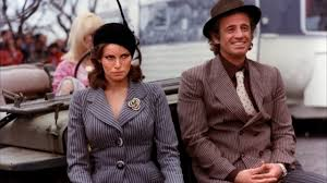 merlinpapin3's tweet photo. .@FredOL69007 #DéfiCinéClassique2025 Mai (Claude Renoir) avec le film #lAnimal de Claude Zidi (1977) avec Jean Paul Belmondo Raquel Welch Aldo Maccione Charles Gérard Julien Guiomar  Claude Chabrol Johnny Halliday Josiane Balasko Dany Saval Richard Bohringer Raymond Jérôme

Michel Gaucher est probablement le pire cascadeur du cinéma : maladroit et bon à rien, il n'arrête pas d'enchaîner les gaffes. Sa compagne, américaine, pratique le même métier et ne supporte plus ses catastrophes. Alors qu'ils sont sur le point de se marier, Jane le quitte pour un comte... Plus personne ne veut engager Michel. Mais la chance va lui sourire rapidement : Bruno Ferrari, la star du moment, souffre de vertiges et le cascadeur qui lui ressemble le plus est... Michel, qui va tout faire pour que Jane soit également embauchée et retourne dans ses bras.

L’Animal (1977) de Claude Zidi n’est certes pas un monument du cinéma français, mais il incarne à merveille une certaine tradition populaire de la comédie hexagonale, entre burlesque, slapstick et hommage bon enfant à la figure du cascadeur. Jean-Paul Belmondo, ici en pleine période "cascadeur de lui-même", incarne Mike Gauché, un professionnel de la cascade qui enchaîne les plans foireux, les chutes involontaires, les blessures imprévues et les échecs sentimentaux. Son ex-compagne Jane (incarnée par Raquel Welch), lassée de ses frasques et de sa maladresse, refuse de continuer à travailler avec lui, jusqu’à ce qu’un nouveau tournage leur donne l’occasion de se recroiser… Mike va alors tout tenter pour la reconquérir, quitte à s’inventer un frère jumeau — un "gentleman" aux antipodes de sa nature rustre.

L’histoire est un prétexte à une succession de gags, de cascades plus ou moins réussies (parfois volontairement ratées), et de situations rocambolesques. Claude Zidi, qui venait du monde du gag visuel (ancien chef opérateur lui-même, faut-il le rappeler), orchestre le tout dans un rythme soutenu, avec une volonté claire de divertir, sans jamais chercher la subtilité.

On ne regardera L’Animal ni pour son écriture, ni pour sa direction d’acteurs (très variable), ni pour sa photographie. D’ailleurs, Claude Renoir, petit-fils d’Auguste et chef-opérateur sur La Grande Illusion ou French Connection II, fait ici un boulot qui semble surtout alimentaire. Il faut bien vivre, comme on dit. Ce film n’est pas celui sur lequel on jugera sa carrière, et ce n’est pas grave. Ce n’est d’ailleurs pas sur L’Animal que l’on juge qui que ce soit. C’est un film qui se veut modeste, même si la présence de Belmondo, du duo Maccione/Gérard et d’une star internationale comme Welch, donne l’illusion d’un projet plus ambitieux qu’il ne l’est réellement.

Belmondo, en revanche, porte littéralement le film sur ses épaules. Sans lui, L’Animal serait sans doute tombé dans l’oubli total, fondu dans la masse de comédies bruyantes des années 70. Il y met une énergie folle, souvent contagieuse, et accepte de se tourner en dérision, à mi-chemin entre Chaplin et Buster Keaton version gauloise. Le film est aussi une déclaration d’amour au métier de cascadeur, profession de l’ombre rarement mise à l’honneur, même si ici elle devient sujet de comédie plus que de célébration sérieuse.

Les moments les plus réussis sont souvent les plus simples : une cascade ratée, une poursuite en voiture un peu trop ambitieuse, ou les échanges entre Belmondo et Aldo Maccione, qui fonctionne comme une vraie mécanique comique. Le reste est plus inégal, parfois poussif, parfois franchement lourdingue — on pense à certaines scènes avec des animaux (le gorille notamment), qui semblent écrites pour remplir le temps plus que pour faire avancer l’histoire.

Mais soyons justes : on rit, ou du moins on sourit souvent. Et à une époque où les comédies françaises semblent avoir perdu le sens du rythme et du burlesque, L’Animal garde un charme vintage, un peu désuet, mais sincère. C’est une œuvre symptomatique de son époque : potache, inégale, mais généreuse.

L’Animal n’est ni un grand film, ni un ratage honteux. C’est une comédie "grand public" qui fait le boulot : elle amuse, distrait, et permet de passer une soirée sans ennui, à condition d’accepter ses codes, son rythme et son humour un peu daté. Si elle ne mérite pas un piédestal, elle n’a pas à rougir non plus, surtout comparée à certaines productions actuelles qui peinent à décrocher un sourire.

Belmondo cabotine ? Oui. Mais avec talent. Et ça, on le prend.
