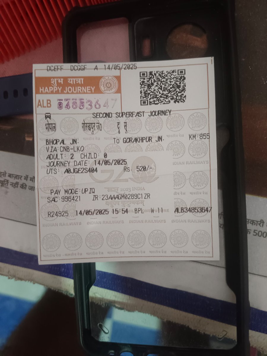The_Updater_'s tweet photo. मेरा नाम विशाल सिंह है।भोपाल से गोरखपुर जाने ���े लिए टिकट ले रहा था।स्टाफ ने ₹780 का QR कोड स्कैन करवाया, फिर ₹520 दोबारा लिए और कहा ₹780 रिफंड हो जाएगा।अभी तक रिफंड नहीं आया है कृपया मदद करें@RailMinIndia @IRCTCofficial @RailwaySeva @AshwiniVaishnaw @RailMadad @Central_Railway https://t.co/p09cSQyz69
