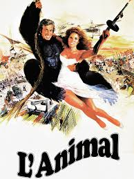 merlinpapin3's tweet photo. .@FredOL69007 #DéfiCinéClassique2025 Mai (Claude Renoir) avec le film #lAnimal de Claude Zidi (1977) avec Jean Paul Belmondo Raquel Welch Aldo Maccione Charles Gérard Julien Guiomar  Claude Chabrol Johnny Halliday Josiane Balasko Dany Saval Richard Bohringer Raymond Jérôme

Michel Gaucher est probablement le pire cascadeur du cinéma : maladroit et bon à rien, il n'arrête pas d'enchaîner les gaffes. Sa compagne, américaine, pratique le même métier et ne supporte plus ses catastrophes. Alors qu'ils sont sur le point de se marier, Jane le quitte pour un comte... Plus personne ne veut engager Michel. Mais la chance va lui sourire rapidement : Bruno Ferrari, la star du moment, souffre de vertiges et le cascadeur qui lui ressemble le plus est... Michel, qui va tout faire pour que Jane soit également embauchée et retourne dans ses bras.

L’Animal (1977) de Claude Zidi n’est certes pas un monument du cinéma français, mais il incarne à merveille une certaine tradition populaire de la comédie hexagonale, entre burlesque, slapstick et hommage bon enfant à la figure du cascadeur. Jean-Paul Belmondo, ici en pleine période "cascadeur de lui-même", incarne Mike Gauché, un professionnel de la cascade qui enchaîne les plans foireux, les chutes involontaires, les blessures imprévues et les échecs sentimentaux. Son ex-compagne Jane (incarnée par Raquel Welch), lassée de ses frasques et de sa maladresse, refuse de continuer à travailler avec lui, jusqu’à ce qu’un nouveau tournage leur donne l’occasion de se recroiser… Mike va alors tout tenter pour la reconquérir, quitte à s’inventer un frère jumeau — un "gentleman" aux antipodes de sa nature rustre.

L’histoire est un prétexte à une succession de gags, de cascades plus ou moins réussies (parfois volontairement ratées), et de situations rocambolesques. Claude Zidi, qui venait du monde du gag visuel (ancien chef opérateur lui-même, faut-il le rappeler), orchestre le tout dans un rythme soutenu, avec une volonté claire de divertir, sans jamais chercher la subtilité.

On ne regardera L’Animal ni pour son écriture, ni pour sa direction d’acteurs (très variable), ni pour sa photographie. D’ailleurs, Claude Renoir, petit-fils d’Auguste et chef-opérateur sur La Grande Illusion ou French Connection II, fait ici un boulot qui semble surtout alimentaire. Il faut bien vivre, comme on dit. Ce film n’est pas celui sur lequel on jugera sa carrière, et ce n’est pas grave. Ce n’est d’ailleurs pas sur L’Animal que l’on juge qui que ce soit. C’est un film qui se veut modeste, même si la présence de Belmondo, du duo Maccione/Gérard et d’une star internationale comme Welch, donne l’illusion d’un projet plus ambitieux qu’il ne l’est réellement.

Belmondo, en revanche, porte littéralement le film sur ses épaules. Sans lui, L’Animal serait sans doute tombé dans l’oubli total, fondu dans la masse de comédies bruyantes des années 70. Il y met une énergie folle, souvent contagieuse, et accepte de se tourner en dérision, à mi-chemin entre Chaplin et Buster Keaton version gauloise. Le film est aussi une déclaration d’amour au métier de cascadeur, profession de l’ombre rarement mise à l’honneur, même si ici elle devient sujet de comédie plus que de célébration sérieuse.

Les moments les plus réussis sont souvent les plus simples : une cascade ratée, une poursuite en voiture un peu trop ambitieuse, ou les échanges entre Belmondo et Aldo Maccione, qui fonctionne comme une vraie mécanique comique. Le reste est plus inégal, parfois poussif, parfois franchement lourdingue — on pense à certaines scènes avec des animaux (le gorille notamment), qui semblent écrites pour remplir le temps plus que pour faire avancer l’histoire.

Mais soyons justes : on rit, ou du moins on sourit souvent. Et à une époque où les comédies françaises semblent avoir perdu le sens du rythme et du burlesque, L’Animal garde un charme vintage, un peu désuet, mais sincère. C’est une œuvre symptomatique de son époque : potache, inégale, mais généreuse.

L’Animal n’est ni un grand film, ni un ratage honteux. C’est une comédie "grand public" qui fait le boulot : elle amuse, distrait, et permet de passer une soirée sans ennui, à condition d’accepter ses codes, son rythme et son humour un peu daté. Si elle ne mérite pas un piédestal, elle n’a pas à rougir non plus, surtout comparée à certaines productions actuelles qui peinent à décrocher un sourire.

Belmondo cabotine ? Oui. Mais avec talent. Et ça, on le prend.