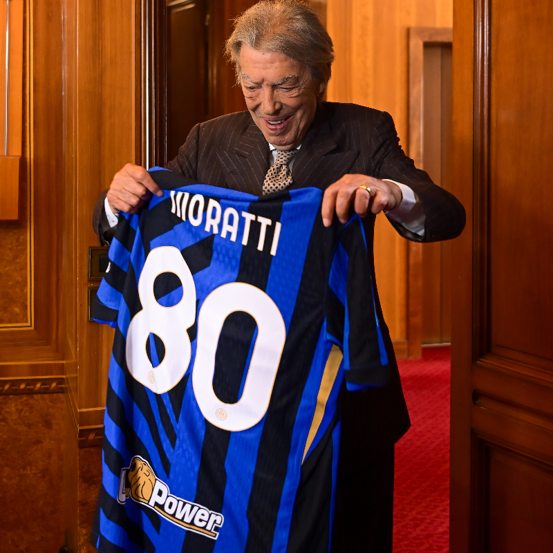 Inter's tweet photo. "𝐿'𝐼𝑛𝑡𝑒𝑟 𝑒' 𝑢𝑛𝑎 𝑑𝑖𝑚𝑒𝑛𝑠𝑖𝑜𝑛𝑒 𝑑𝑖 𝑣𝑖𝑡𝑎: 𝑖𝑛 𝑞𝑢𝑒𝑠𝑡𝑎 𝑠𝑞𝑢𝑎𝑑𝑟𝑎 𝑐'𝑒' 𝑞𝑢𝑎𝑙𝑐𝑜𝑠𝑎 𝑑𝑖 𝑑𝑖𝑣𝑒𝑟𝑠𝑜" 💫⚫🔵

In occasione dei suoi 80 anni, Massimo Moratti si racconta in una lunga intervista, disponibile sul nostro canale YouTube 📺