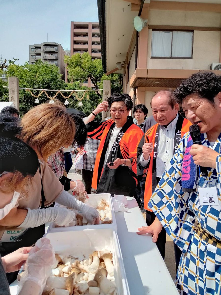 katsurasampoo's tweet image. いよいよ週末は上方落語のお祭りイベント
『第32回 彦八まつり』
今回の実行委員長は桂吉弥師匠
明石家さんま師匠はじめ上方の売れっ子師匠方が参加。
今回もかなり盛り上がりそうです。
私、三風改メ五代目桂慶枝は今年も鳥取県八頭町のアンテナショップ『八頭回し』と言う店を出店します。…