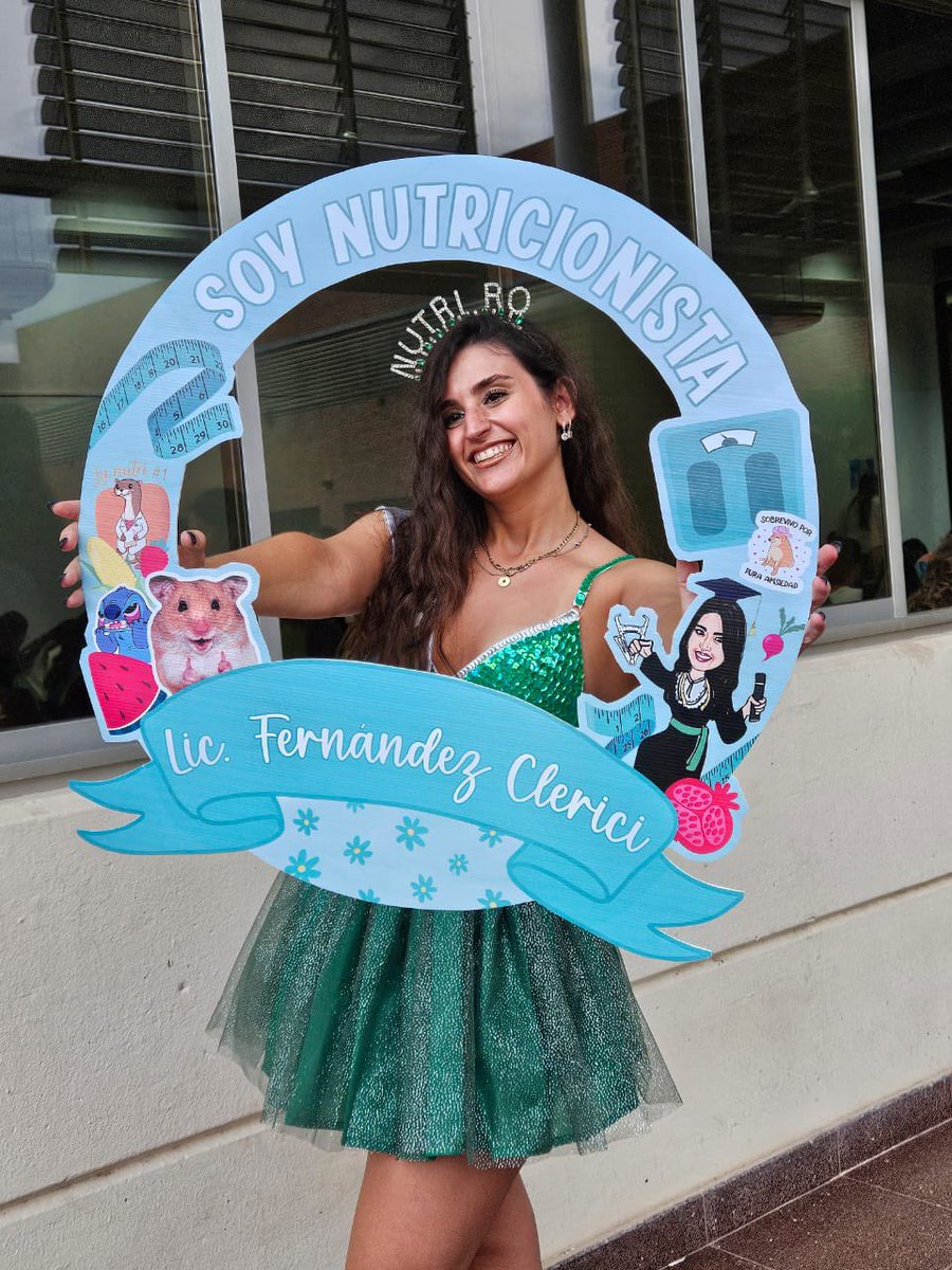 RochuFeernandez's tweet photo. hola SOY NUTRI, se la lloró toda pero se pudo 🎓✨👸🏽 https://t.co/2mBBvA9JMO