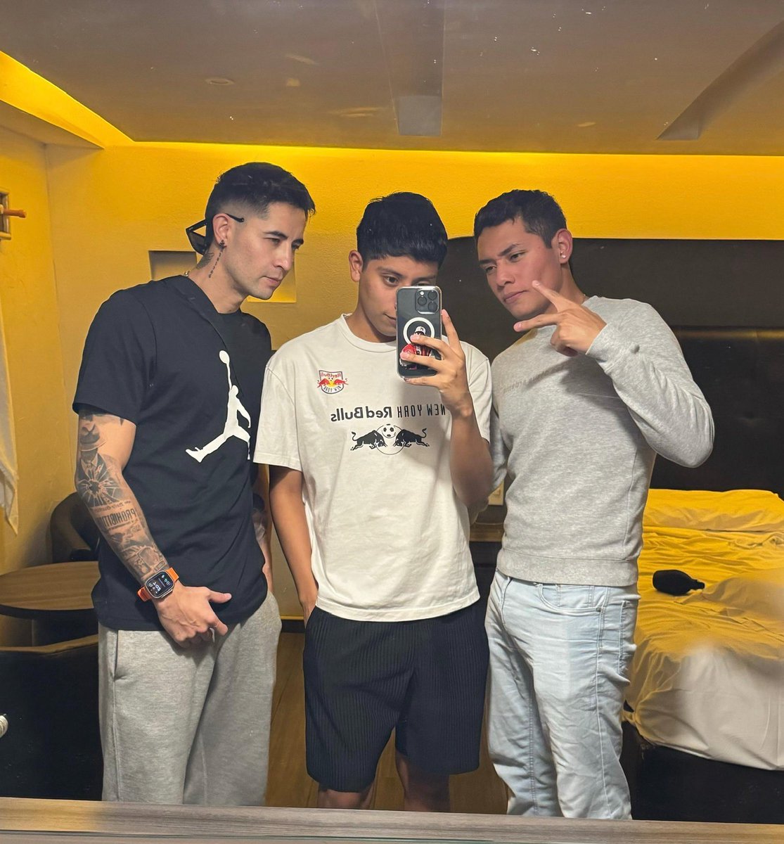 morbo_kiing's tweet photo. Nos quedamos de ver con este morrillo😎que me contactó por aquí por X.😛Lo pusimos tan caliente🔥que al final nos pidió que le metiéramos las dos vergas al mismo tiempo.😈Y con gusto le hicimos un II romano.😱Le dejamos toda la lechita 💦embarrada en su delicioso hoyito morenito y lampiño.🤤 

Video completo de 53min en:
https://t.co/1R3XZaSNES

Y en mi canal de Telegram VIP🥇
@El_chilanguito_ 
@ElCariin 
@EncuentroGayMty