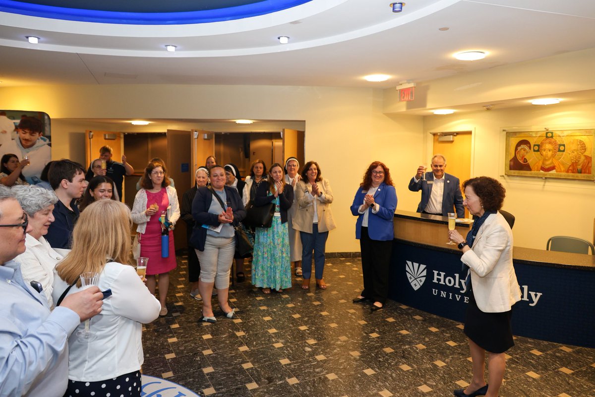 HFUPresident's tweet image. I had the pleasure of celebrating our Class of 2025 at @HolyFamilyU’s Mass of Joyful Celebration, followed by a toast in their honor.
Watching our students prepare to take their next steps is both inspiring & deeply meaningful. I look forward to celebrating at Commencement.