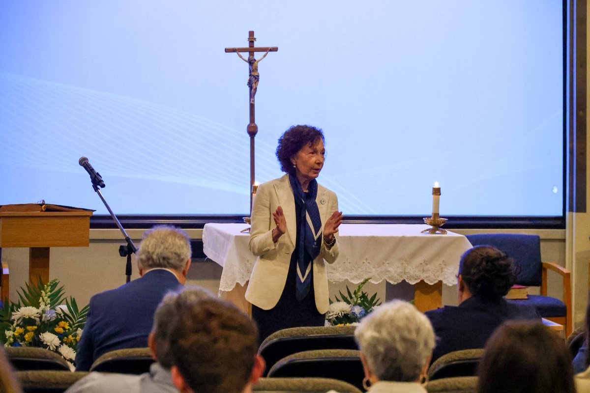 HFUPresident's tweet image. I had the pleasure of celebrating our Class of 2025 at @HolyFamilyU’s Mass of Joyful Celebration, followed by a toast in their honor.
Watching our students prepare to take their next steps is both inspiring & deeply meaningful. I look forward to celebrating at Commencement.