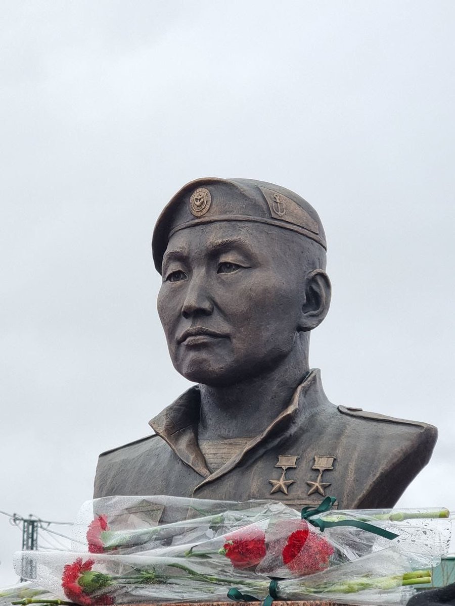 PLuWex's tweet image. 9 мая в селе Сунтар в Якутии открыли бюст Героя России и ДНР Дмитрия Егорова

..Заняв выгодную позицию, он одним из первых вступил в бой и уничтожил часть вражеской штурмовой группы, заставив остальных отступить. В том бою, осенью 23-го, морпех погиб.. 

Быть воином – жить вечно!