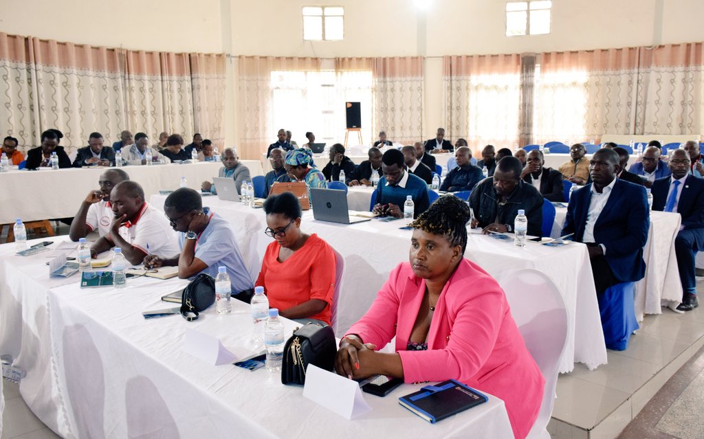 RwandaNorth's tweet photo. Uyu munsi, i Musanze hateraniye inama y'uburezi ku rwego rwa @RwandaNorth, ihuje Abayobozi mu byiciro bitandukanye, aho bari kurebera hamwe uko urwego rw'uburezi ruhagaze muri iyi Ntara, ibibazo birimo ari na ko hafatwa ingamba zigamije  kurushaho kuzamura ireme ry'uburezi https://t.co/wFQaqlMvnu