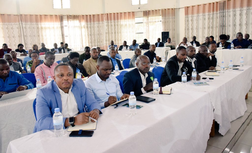 RwandaNorth's tweet photo. Uyu munsi, i Musanze hateraniye inama y'uburezi ku rwego rwa @RwandaNorth, ihuje Abayobozi mu byiciro bitandukanye, aho bari kurebera hamwe uko urwego rw'uburezi ruhagaze muri iyi Ntara, ibibazo birimo ari na ko hafatwa ingamba zigamije  kurushaho kuzamura ireme ry'uburezi https://t.co/wFQaqlMvnu